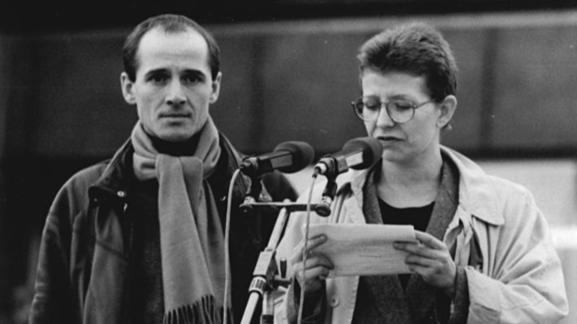 File:Bundesarchiv Bild 183-1989-1104-034, Berlin, Demonstration, Rede Schall, Mühe.jpg