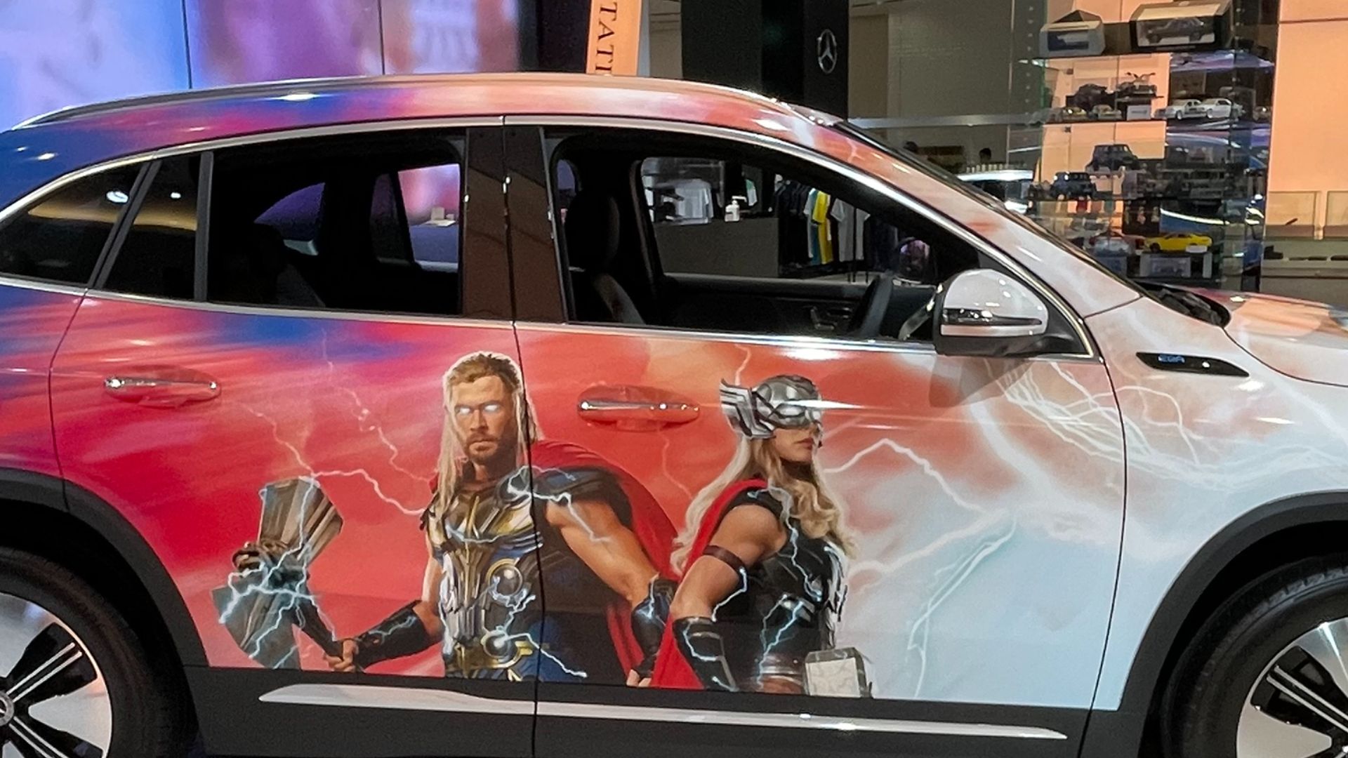 File:The rightside of Mercedes-Benz EQA 250 (H243) ver. THOR：Love and Thunder.jpg