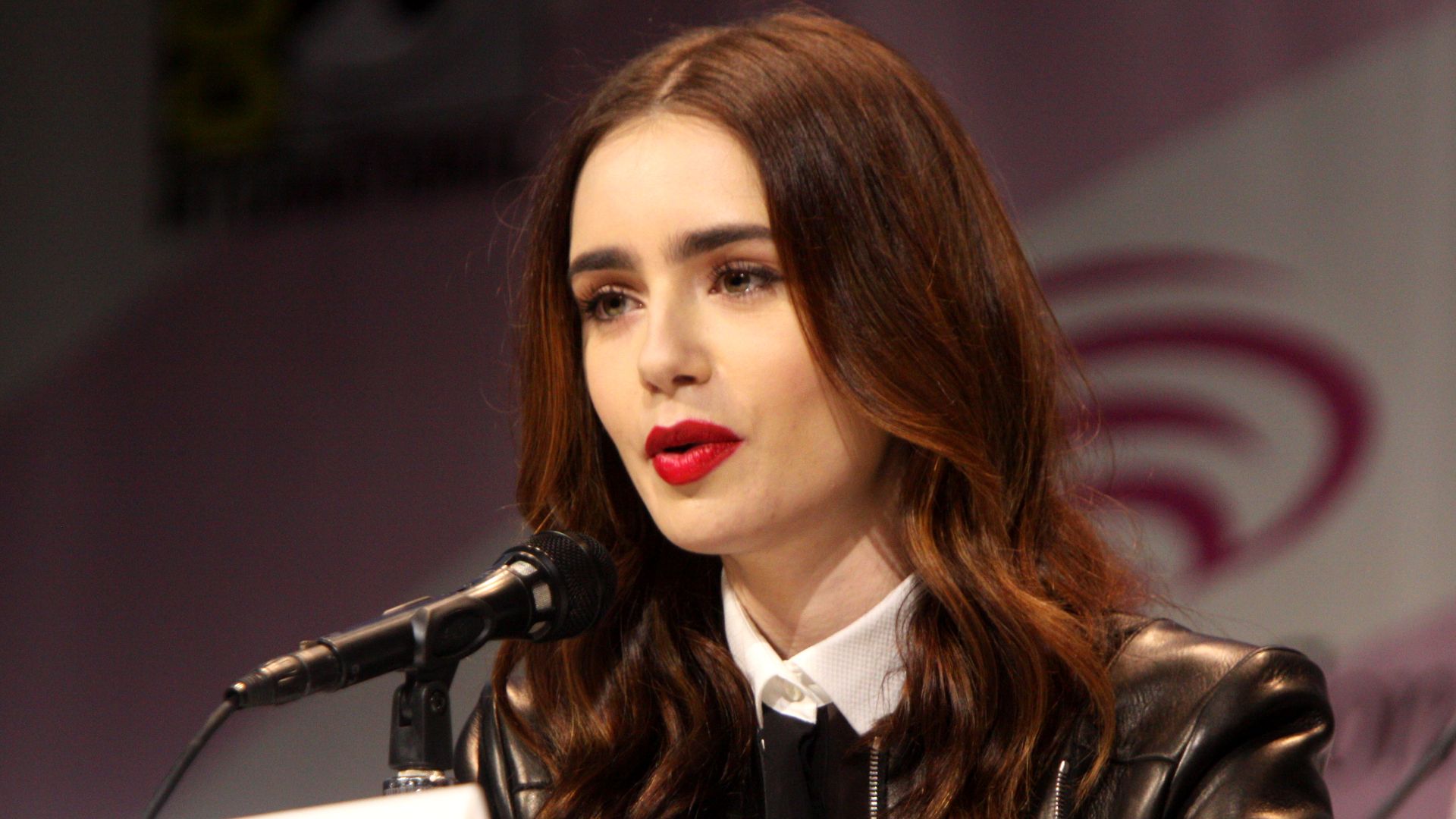 File:Lily Collins (8610330959).jpg