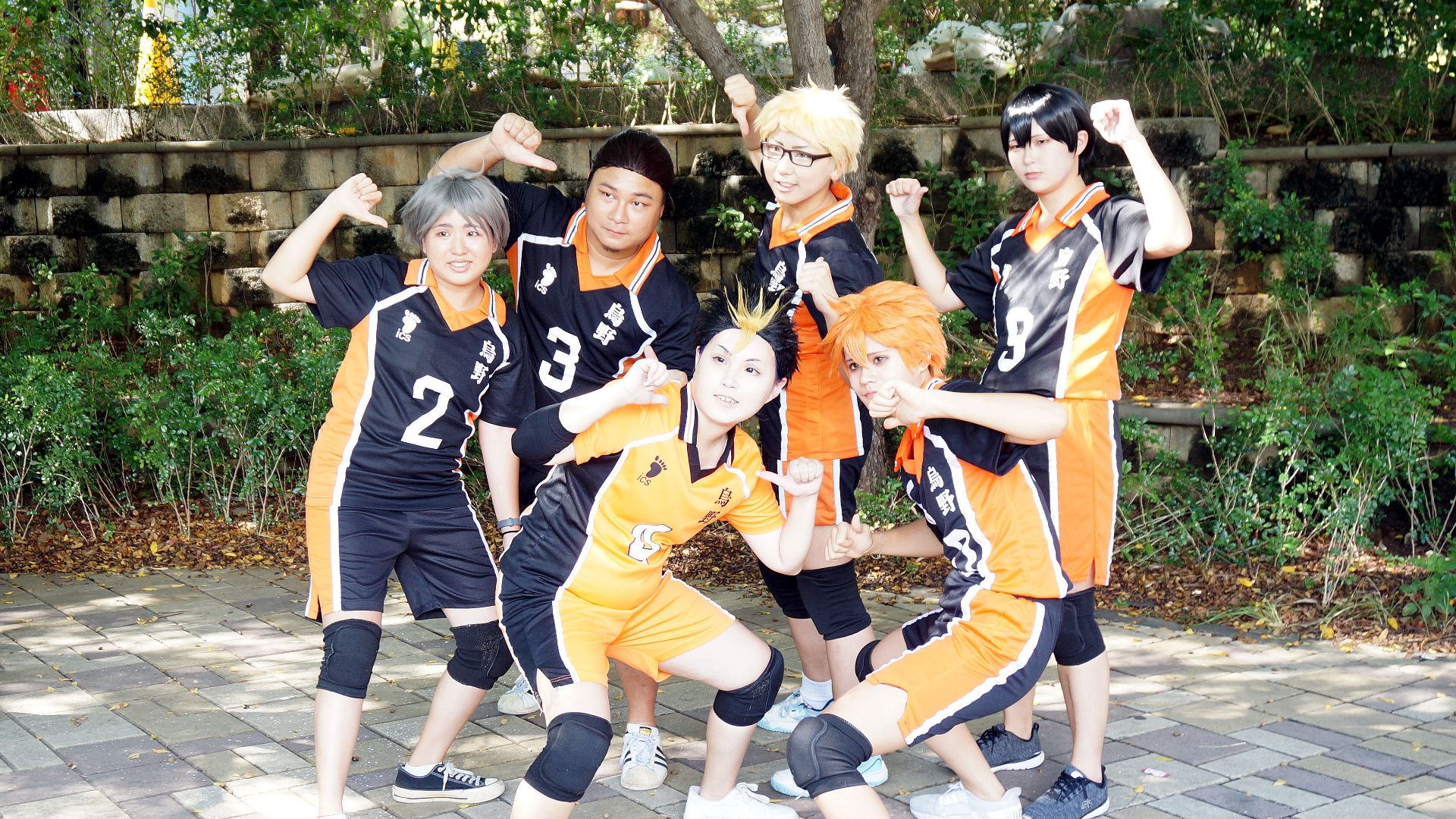 File:Karasuno High School volleyball team cosplayers at CWT T24 20200816a.jpg