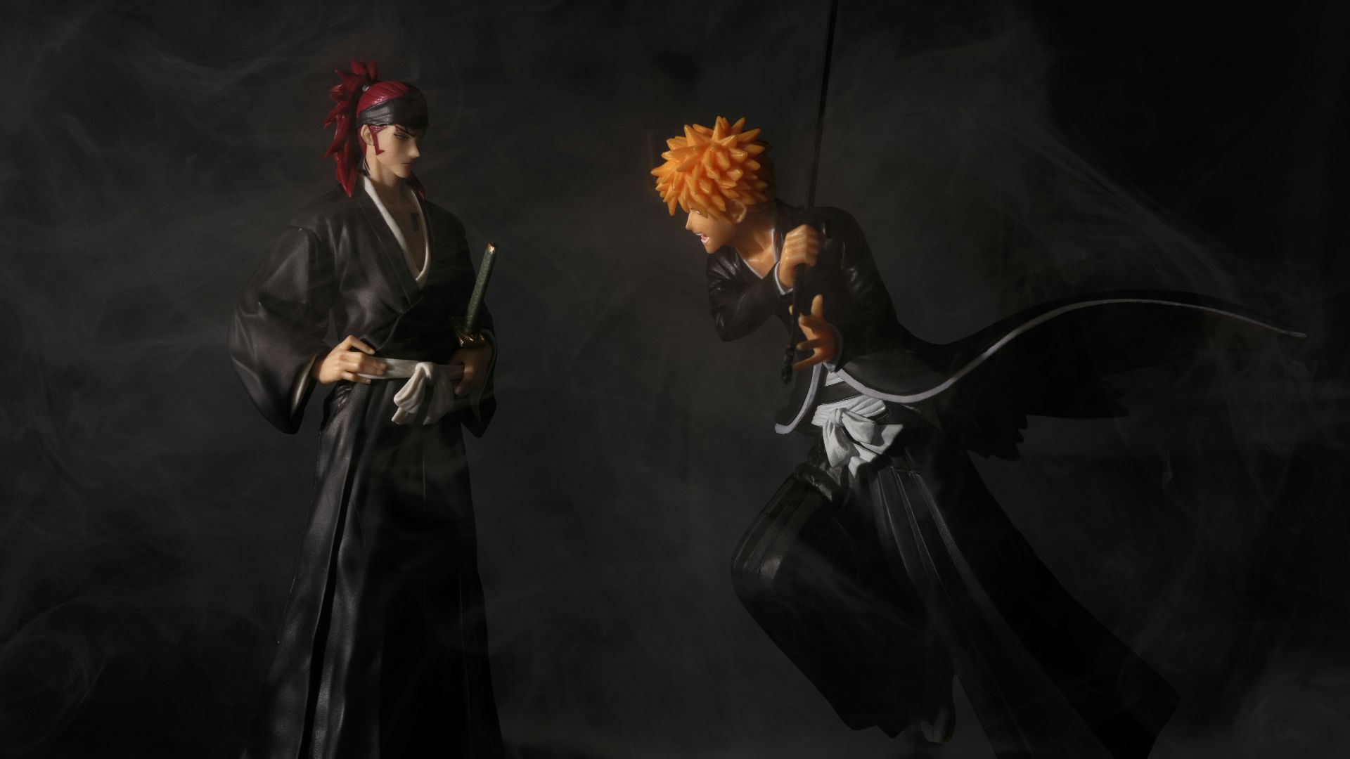 Ichigo faces off against renji in a dramatic pose.