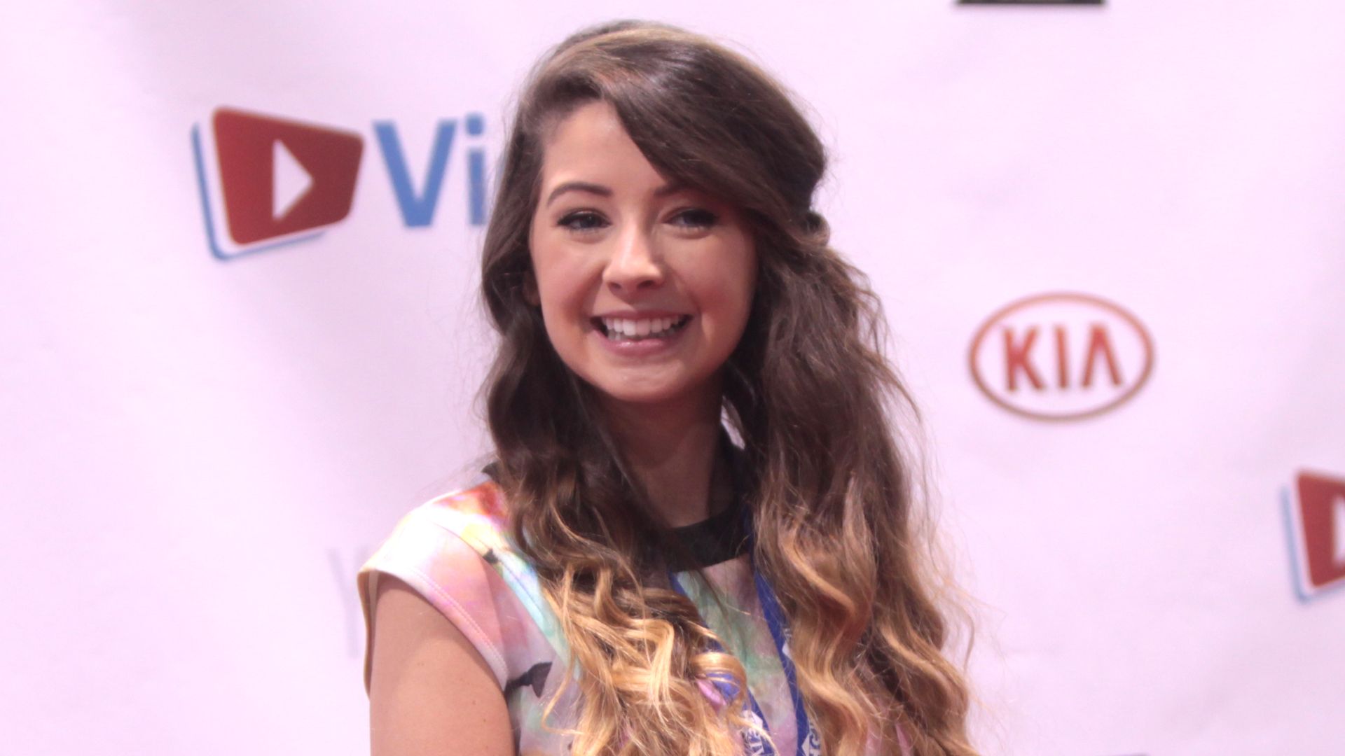 File:Zoe Sugg by Gage Skidmore.jpg