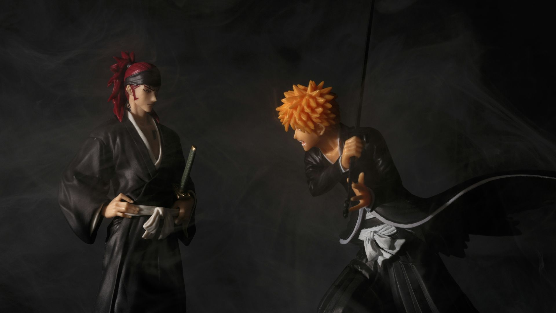 Ichigo faces off against renji in a dramatic pose.