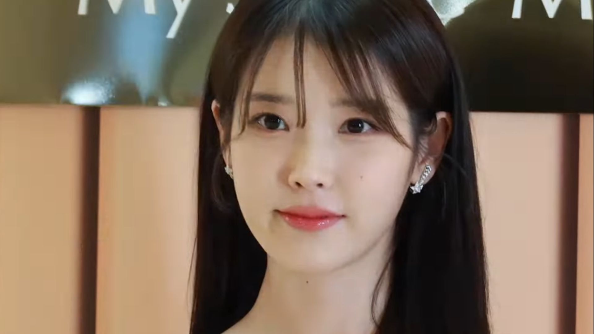 File:IU Estee Lauder Photo Call, August 7, 2024.png