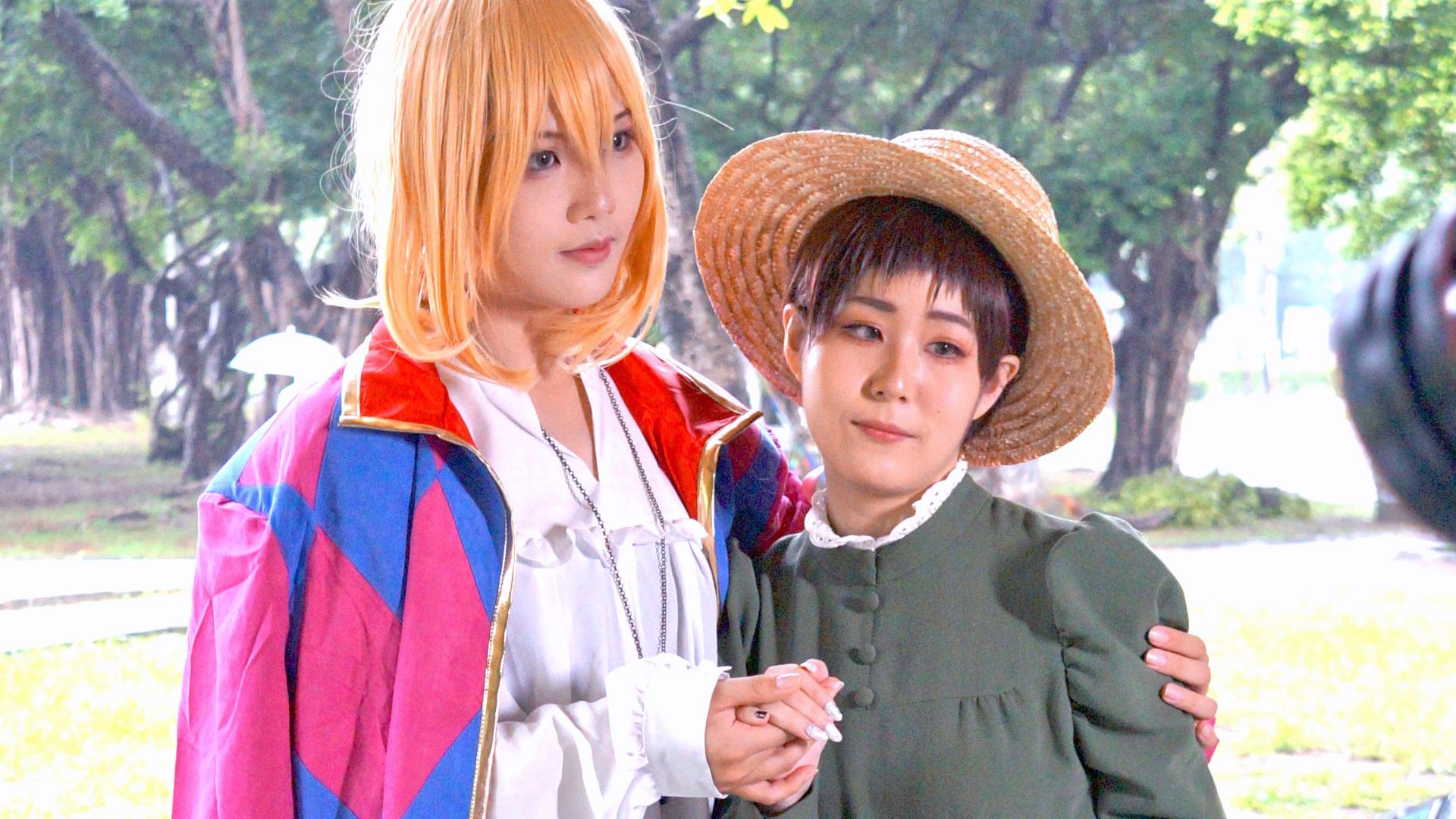 File:Foliage and Ko YuFang as Howl and Sophie standing 20230611d.jpg