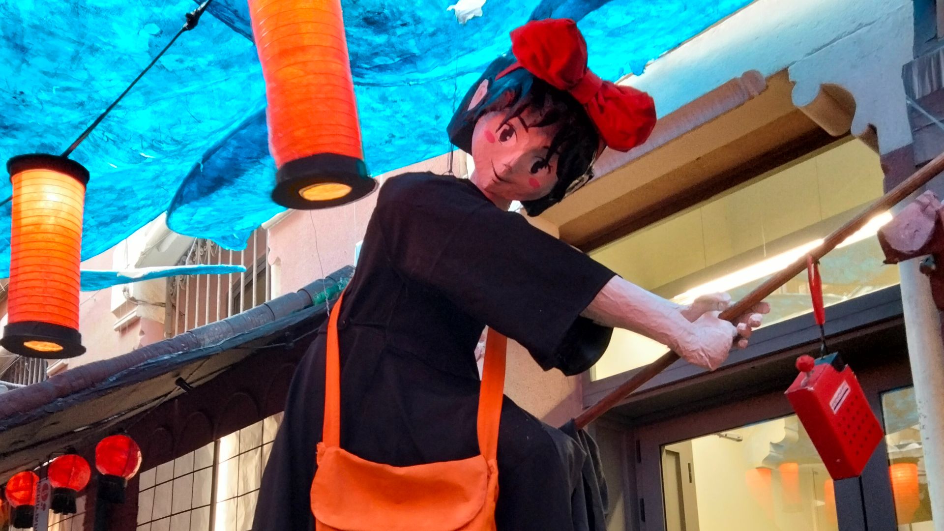 File:254 Festa Major de Gràcia 2024 (Barcelona), carrer de Mozart, Mozartzaki, Kiki.jpg