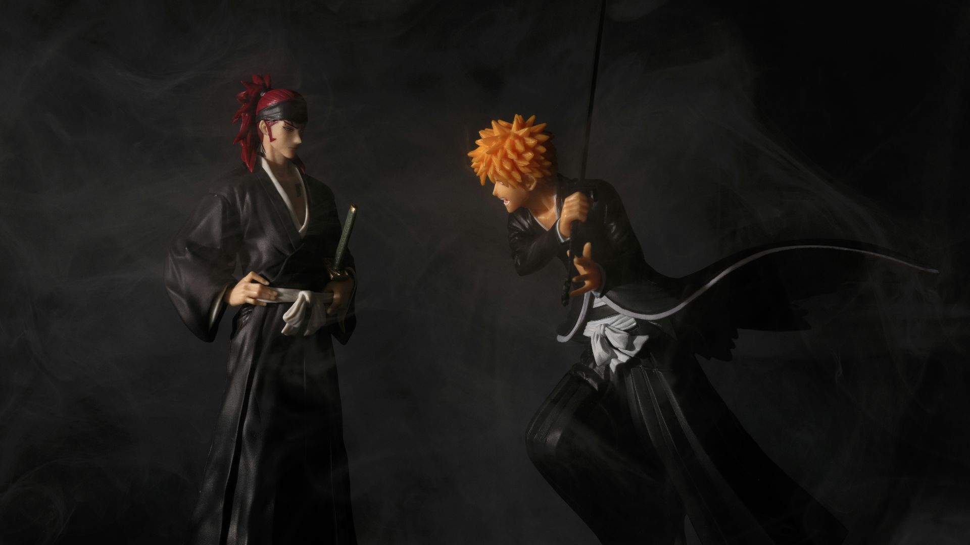 Ichigo faces off against renji in a dramatic pose.