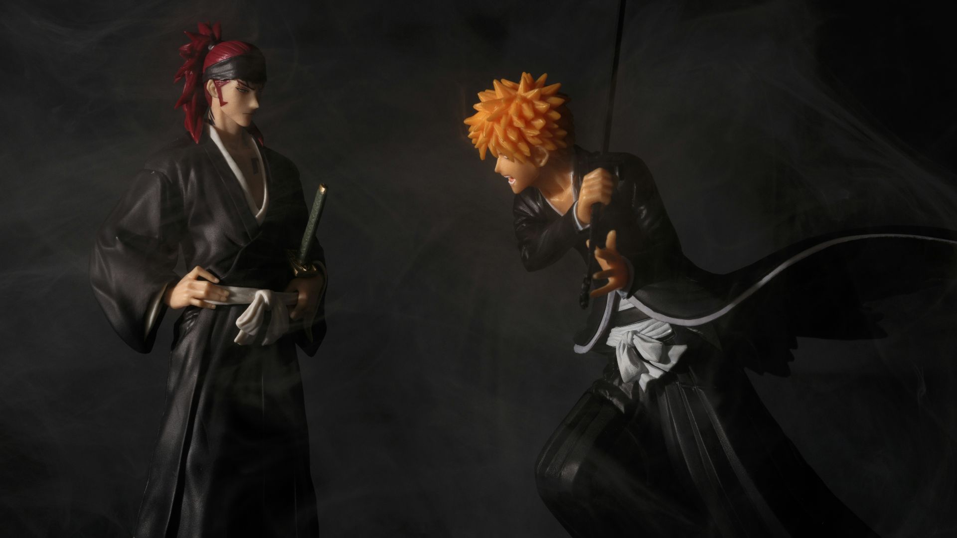 Ichigo faces off against renji in a dramatic pose.