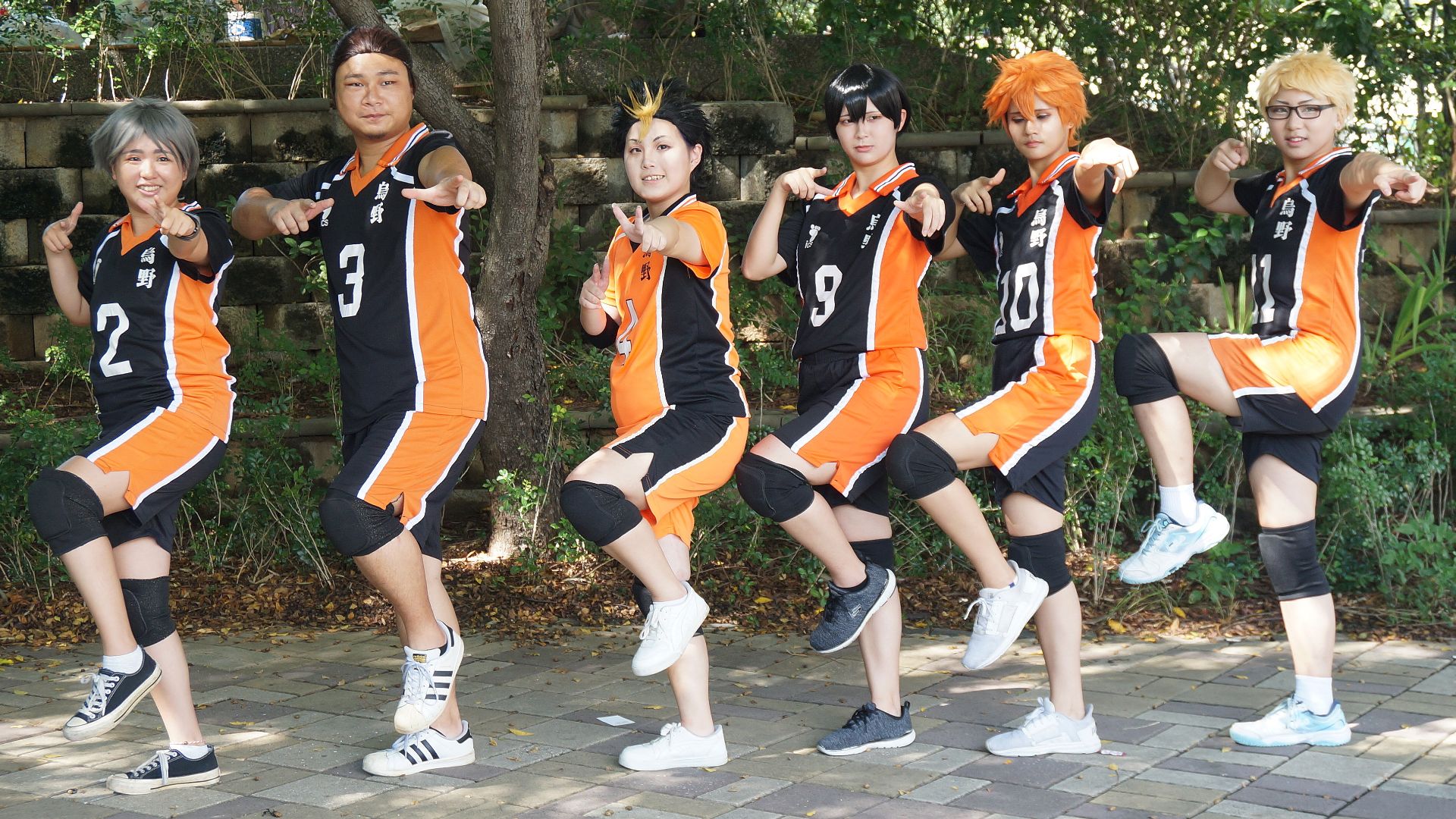 File:Karasuno High School volleyball team cosplayers at CWT T24 20200816b.jpg