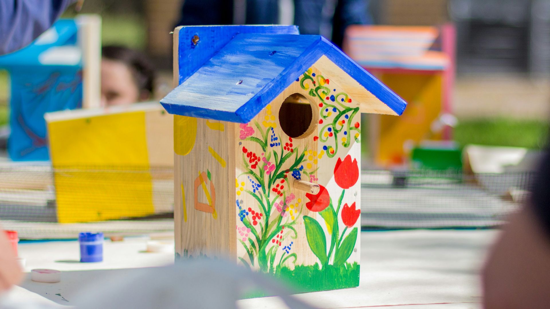shallow focus photography of birdhouse