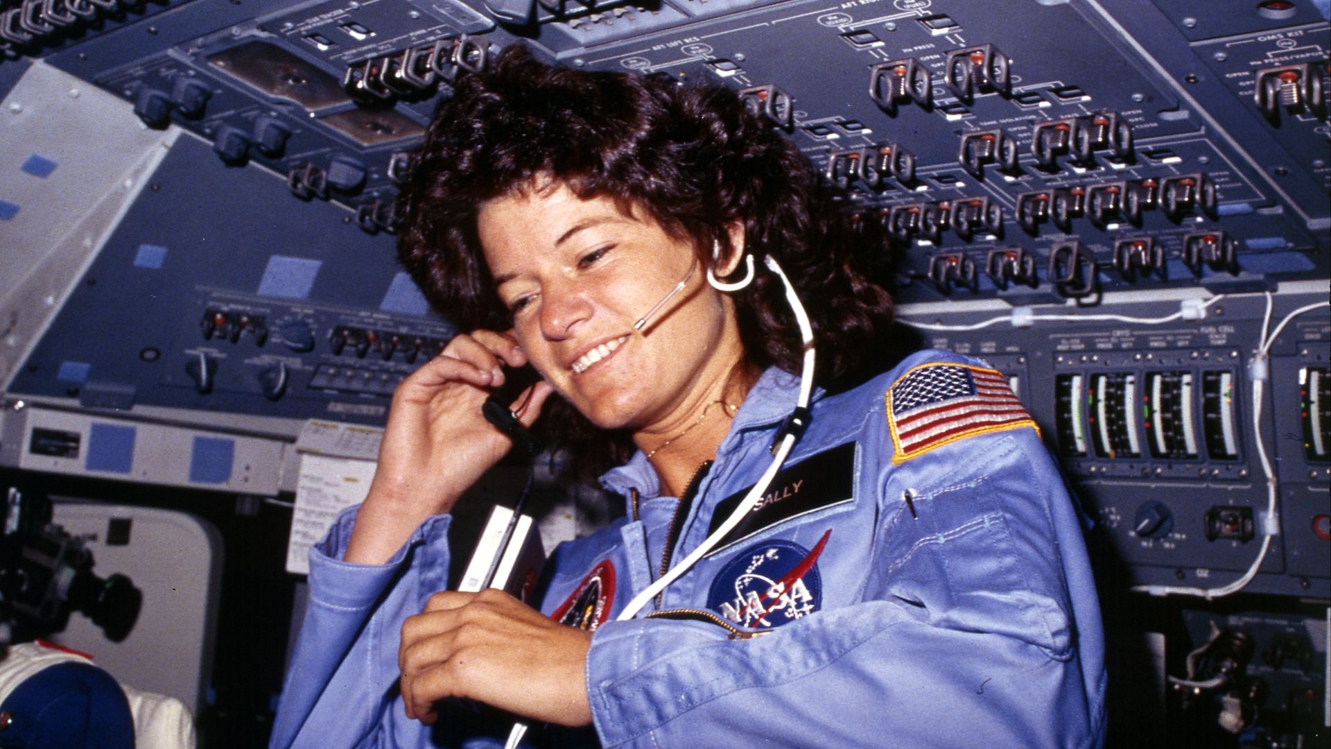 File:Sally Ride, America's first woman astronaut communicates with ground controllers from the flight deck - NARA - 541940.jpg