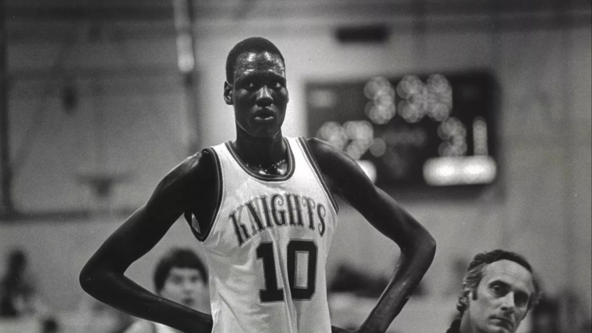 File:Manute Bol at Bridgeport Knights 1984.jpg