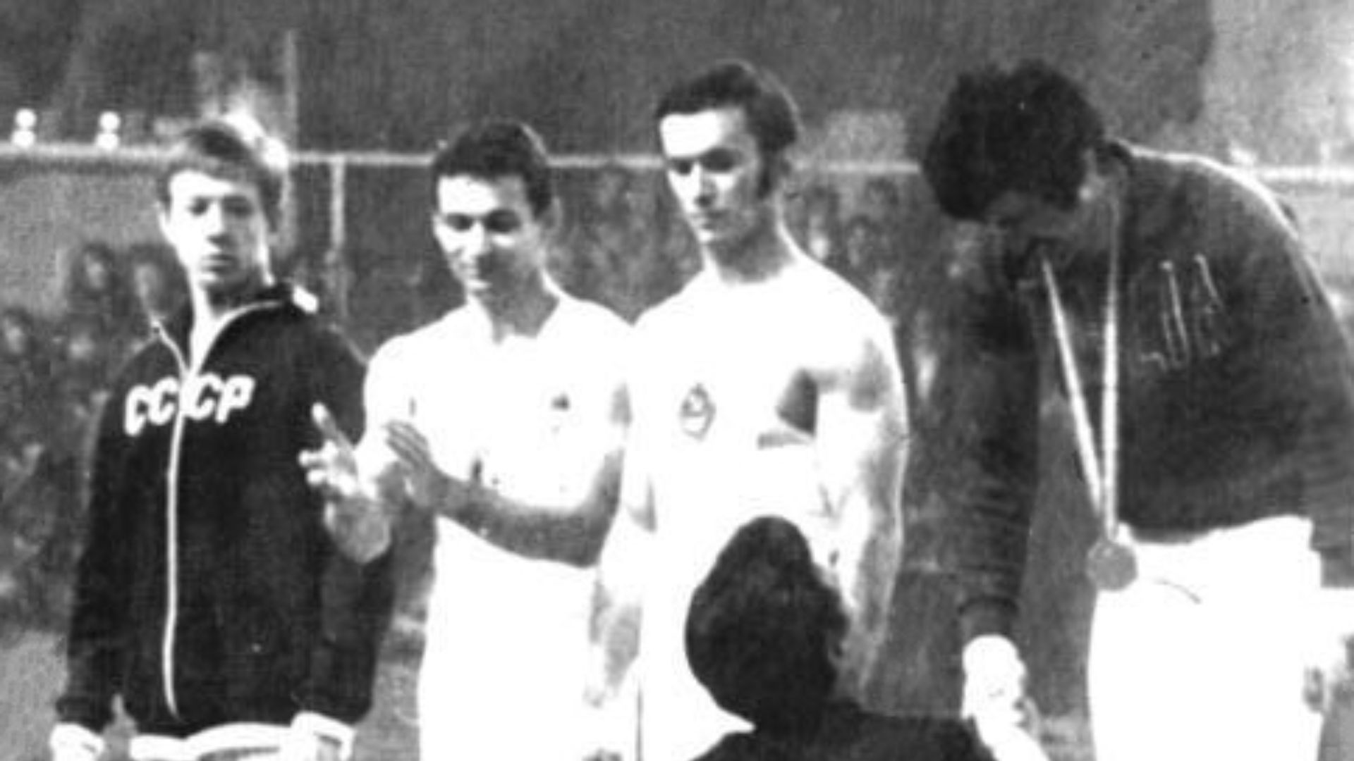 File:Bundesarchiv Bild 183-K0516-0006-001, Madrid, Turn-EM, Siegerehrung Barren.jpg