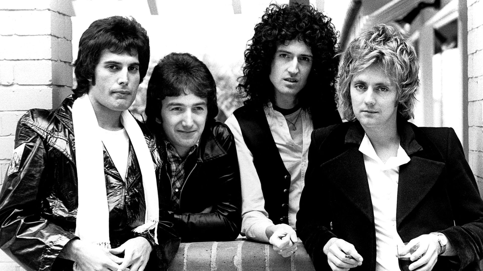 File:Queen News Of The World (1977 Press Kit Photo 01).jpg