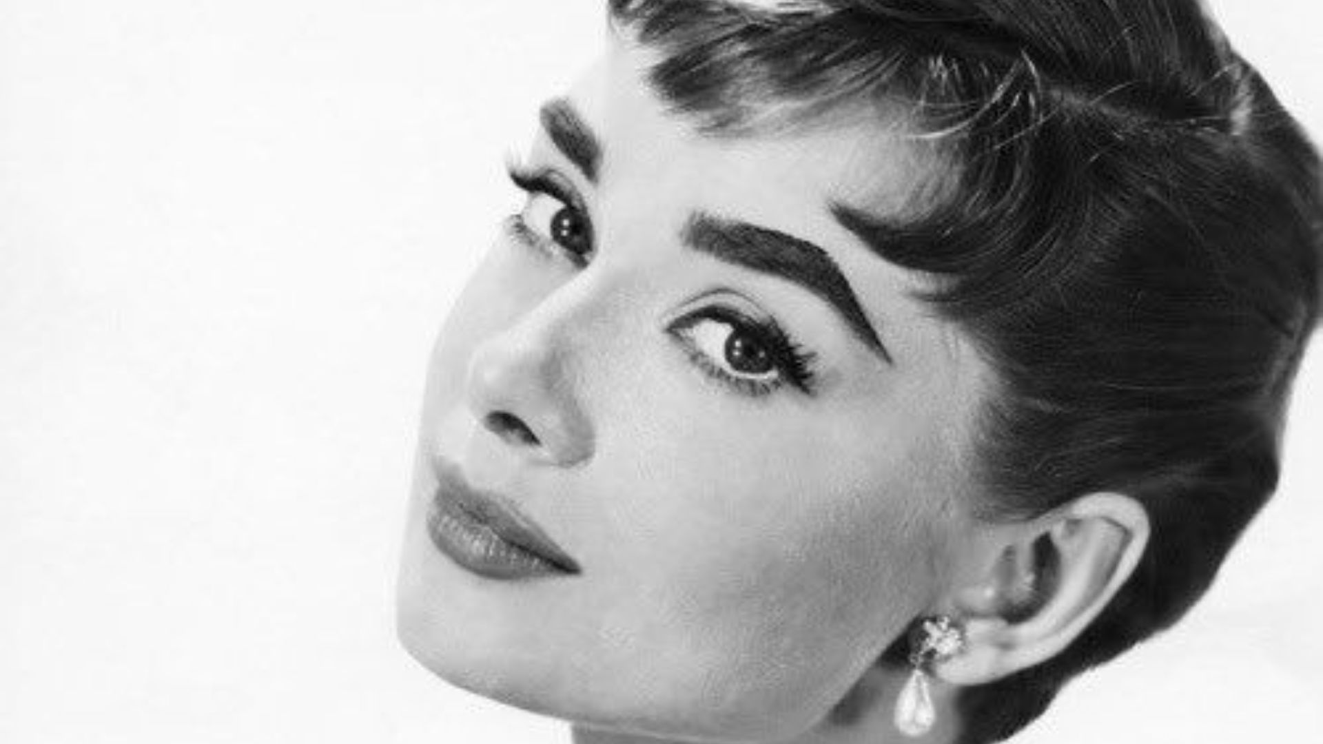 File:Audrey Hepburn 1953.jpg