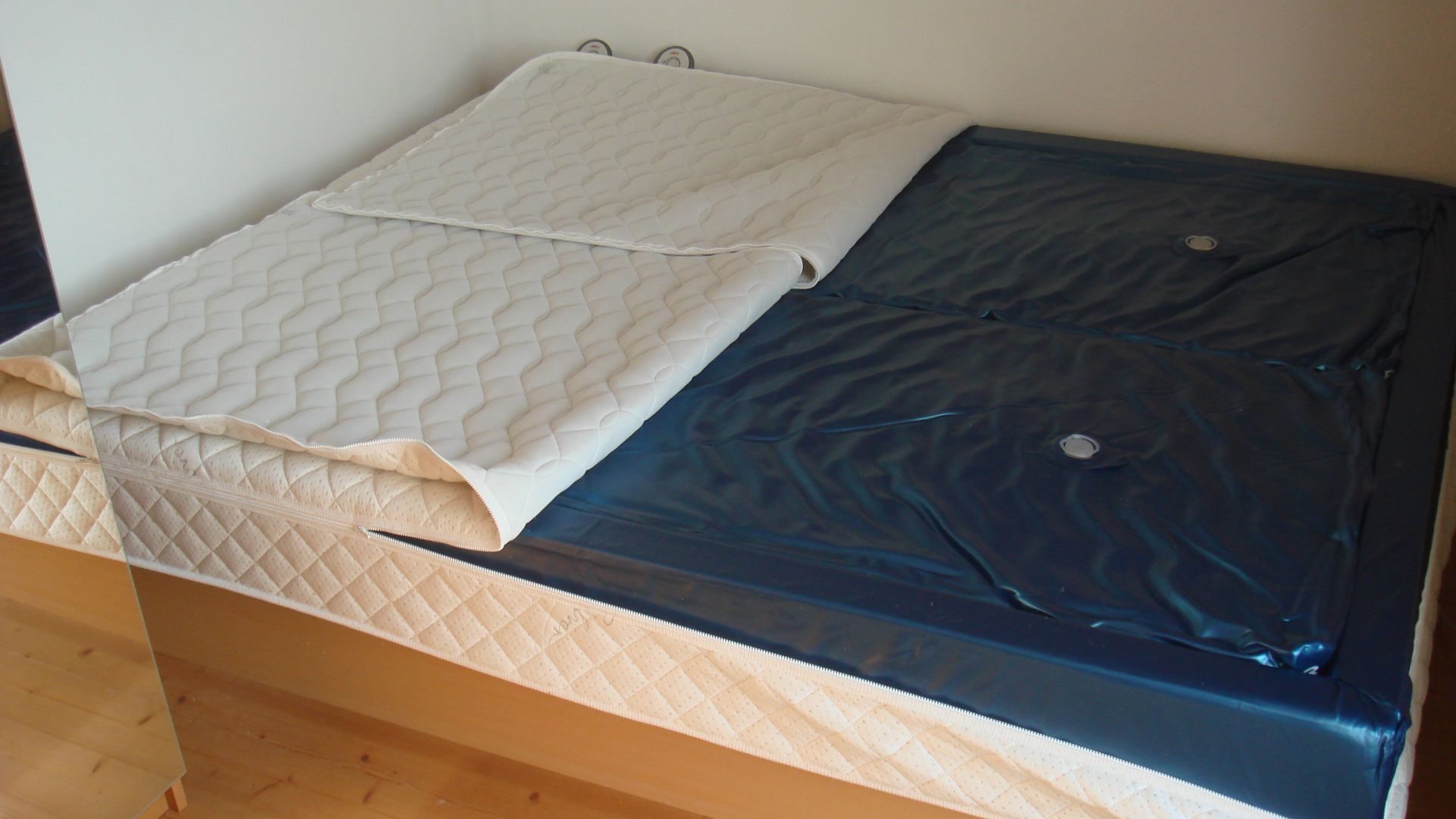 File:Softside Waterbed Inside.JPG