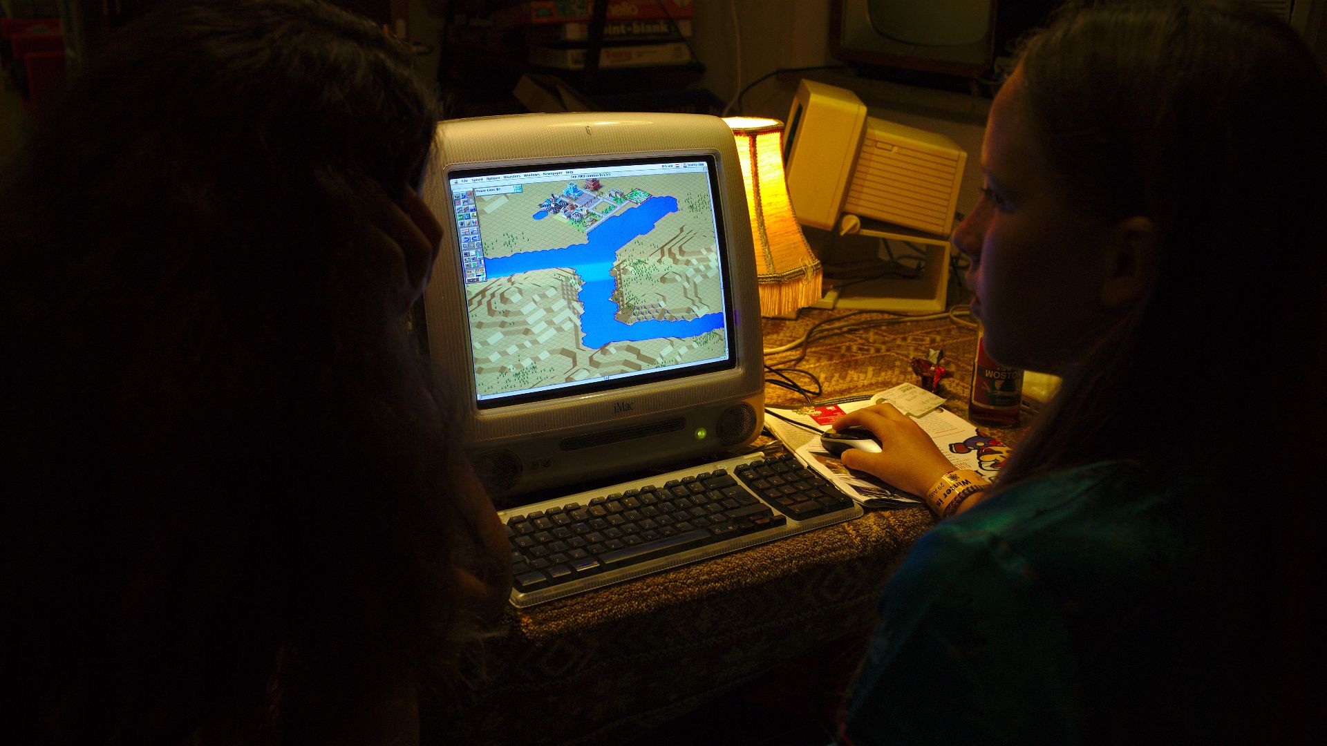 File:SimCity 2000 being played on an iMac G3.jpg
