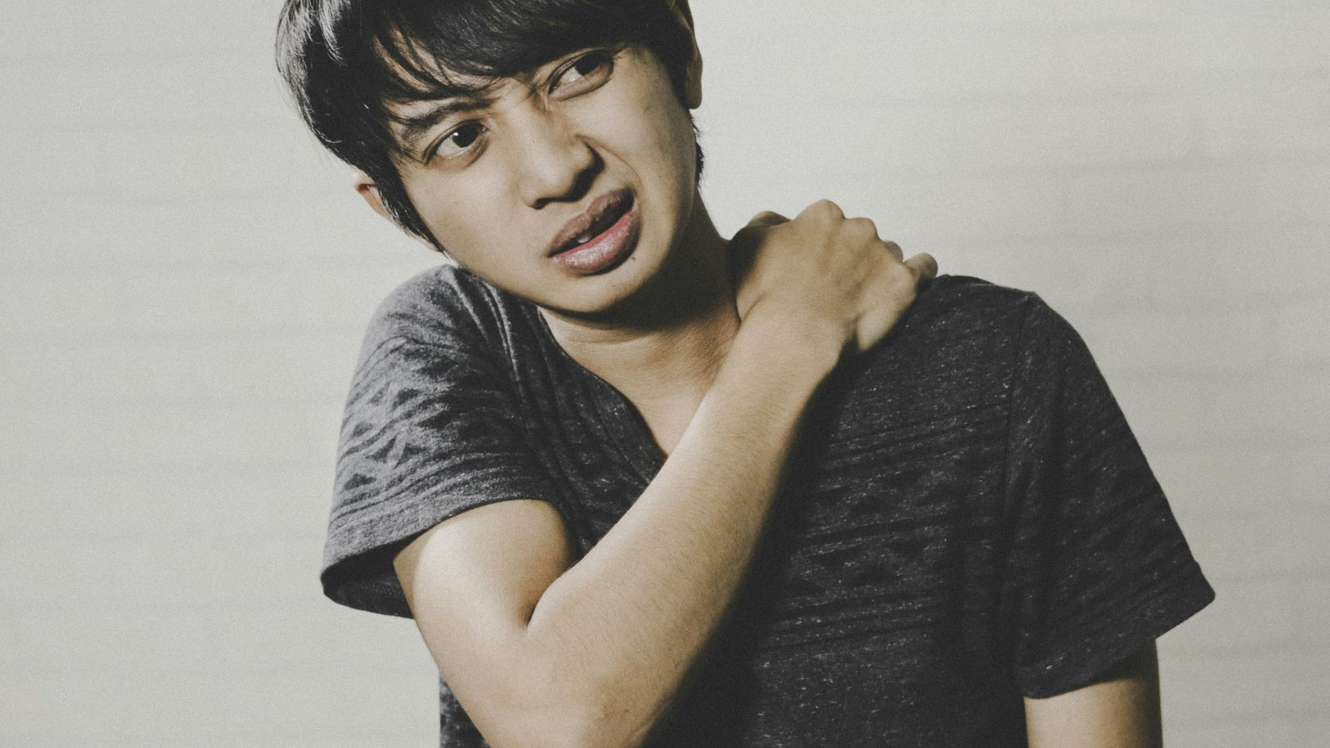 man in grey crew neck t-shirt