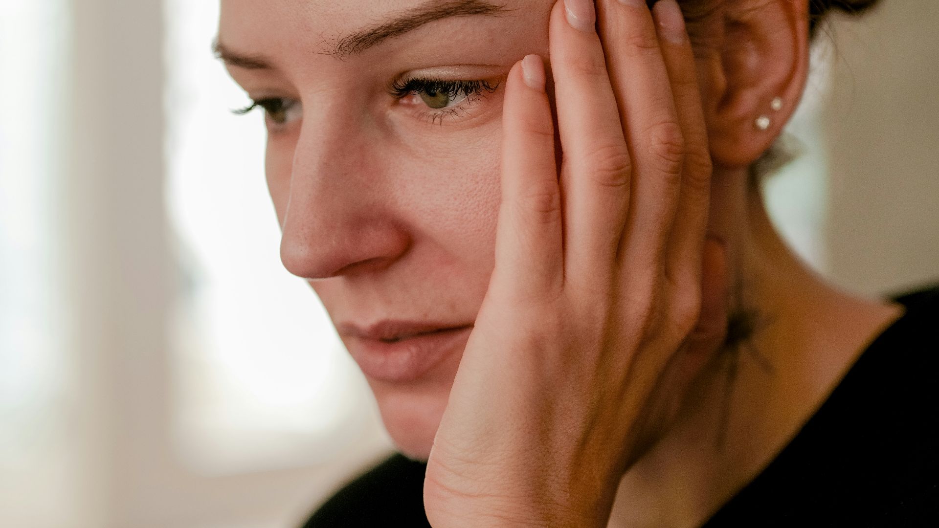 a person with the hand on the face