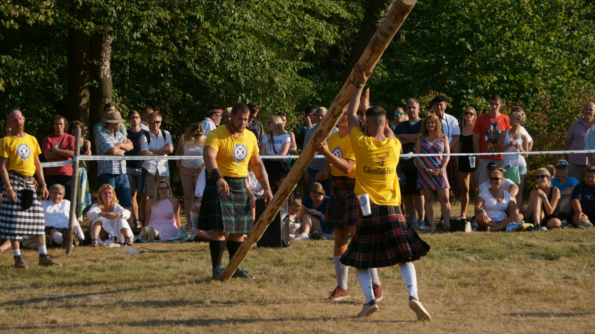 File:Skotské hry Sychrov 2018 - stavění klády.jpg