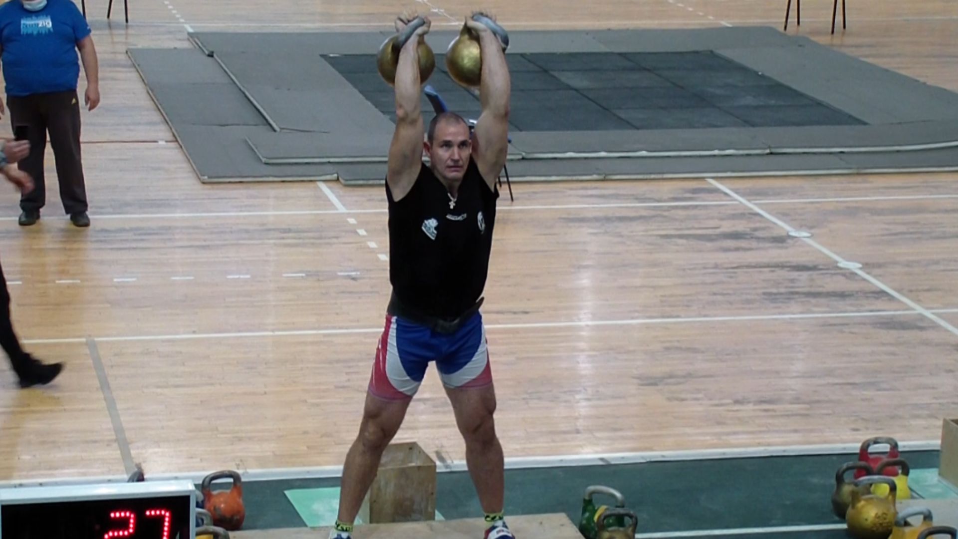 File:Иван Денисов выполняет толчок двух гирь по 50 кг. (г. Пермь 2020 г.).png