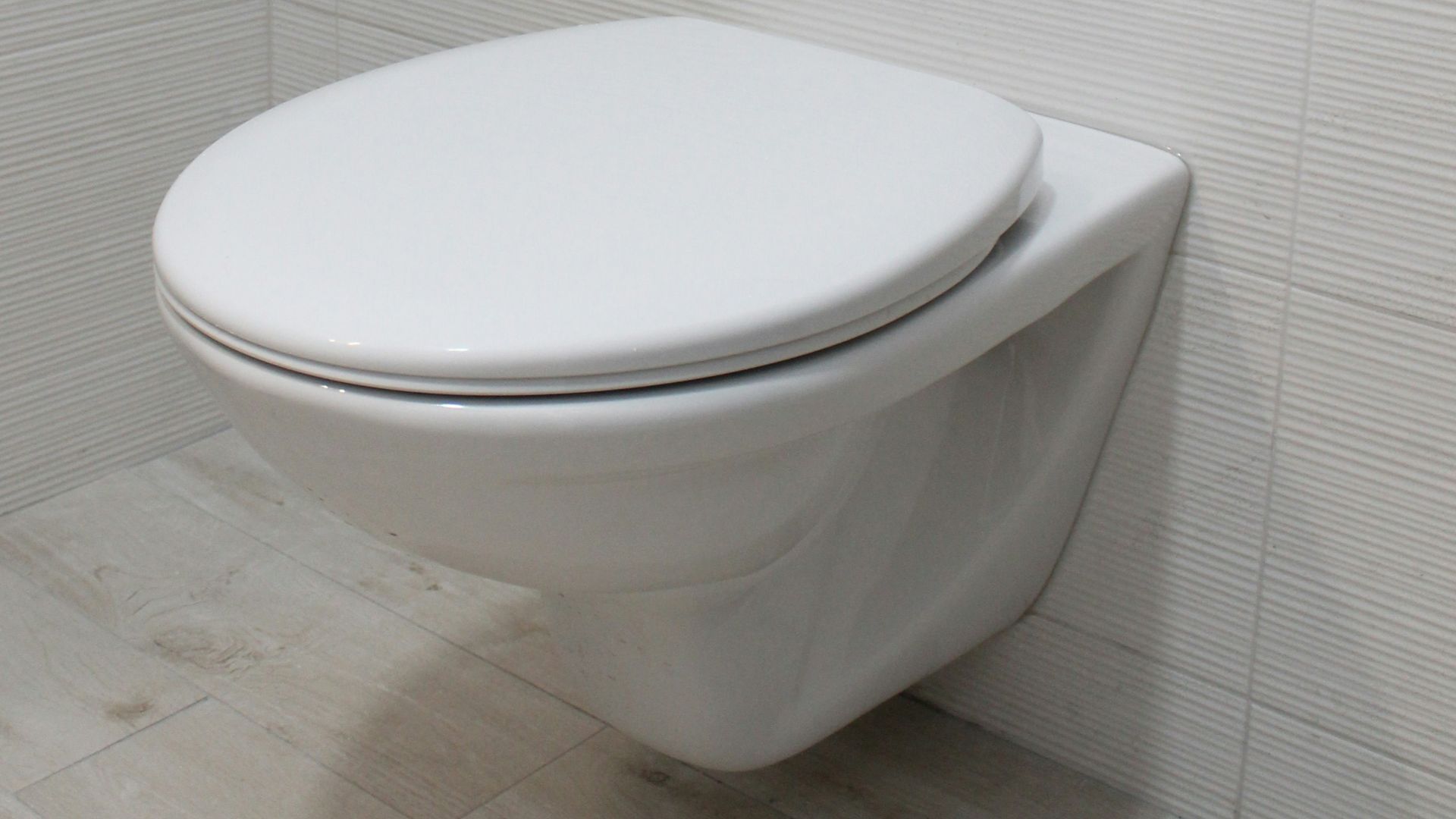 white flush toilet