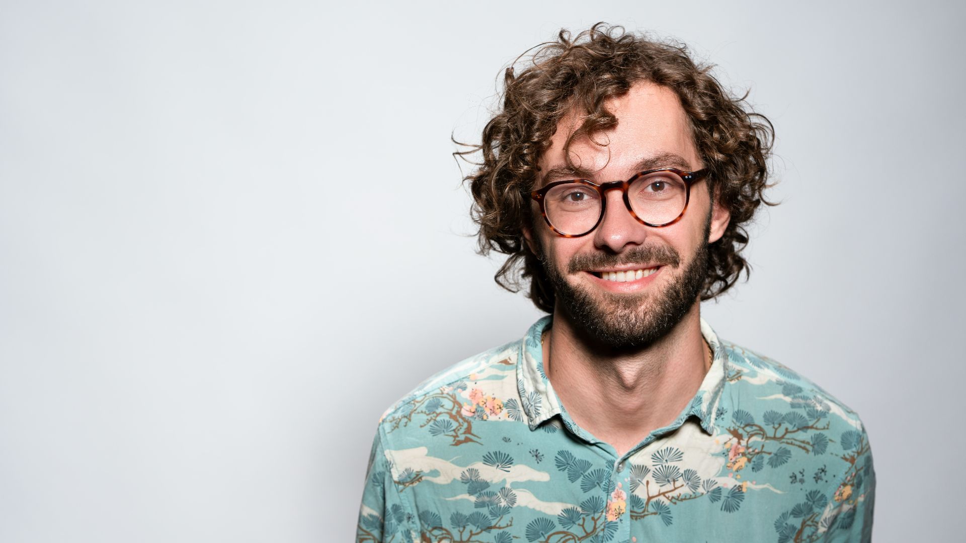 men's blue and white button-up collared top