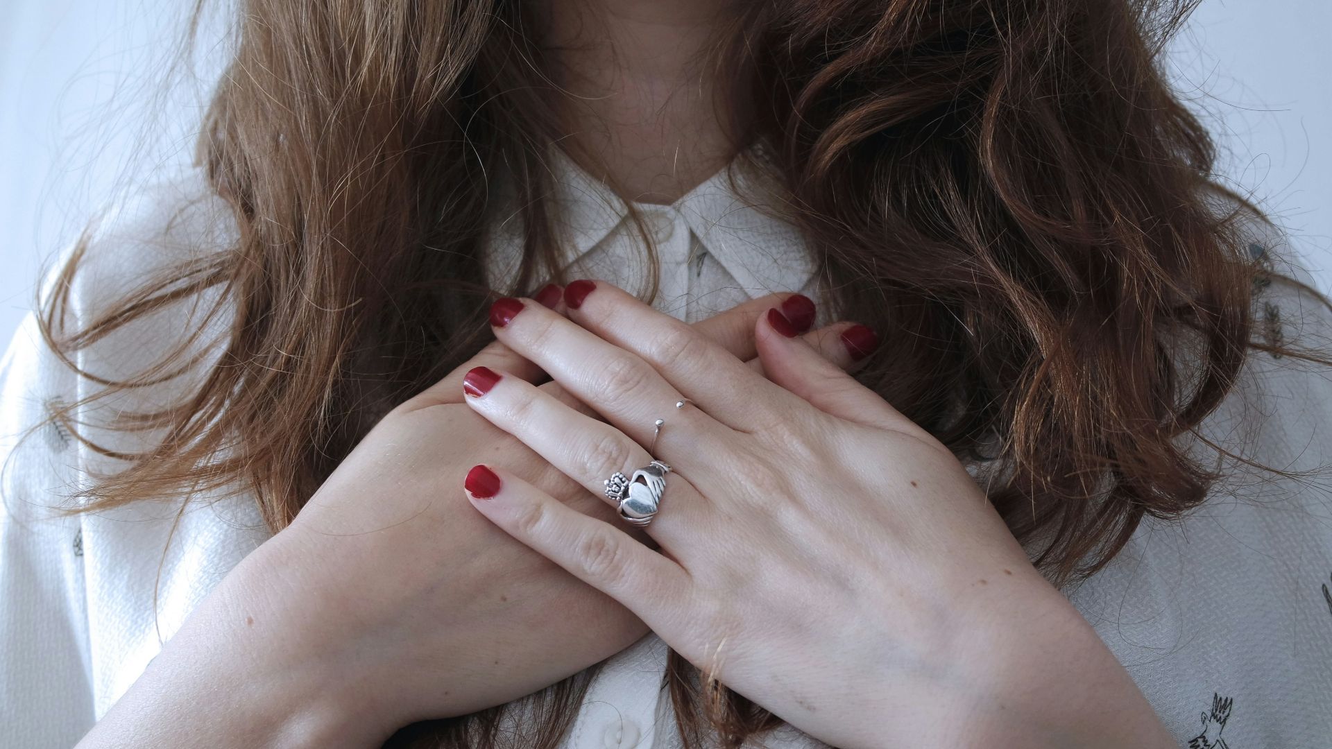 woman wearing silver-colored ring