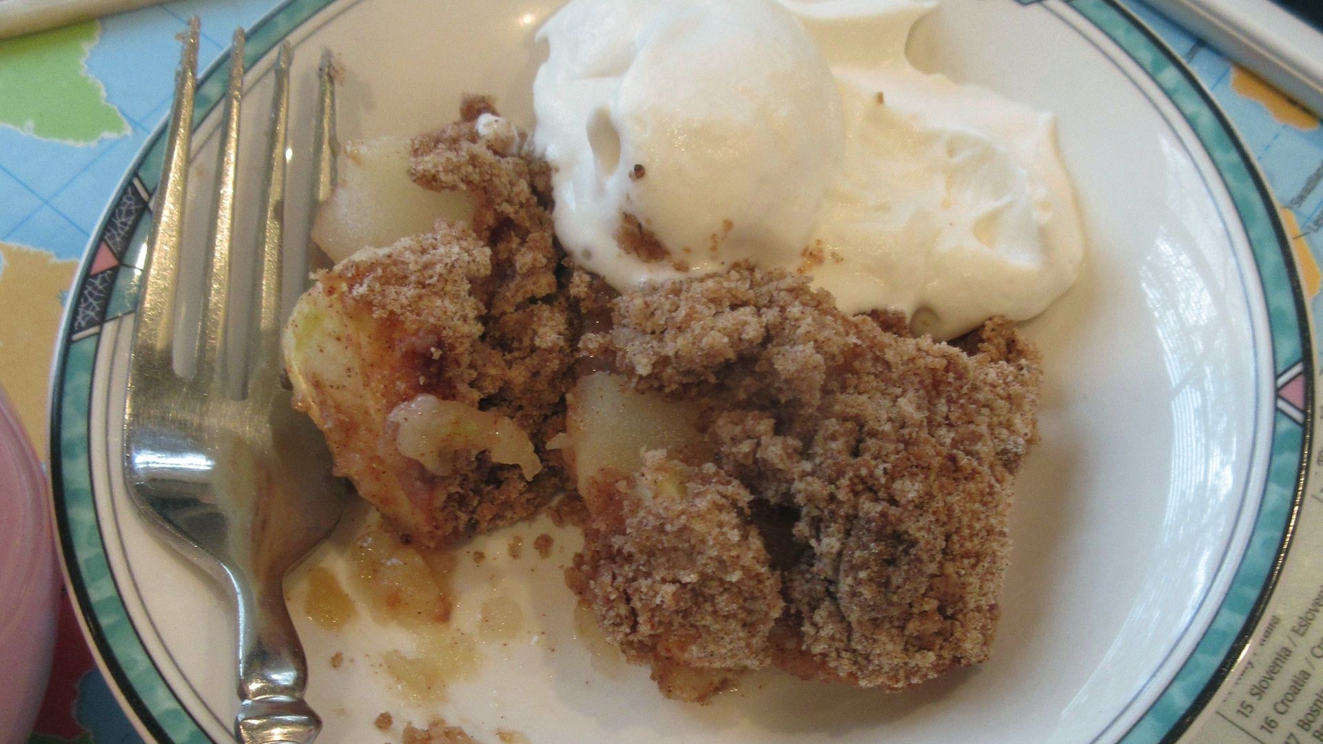 File:Fresh baked apple crisp 01.jpg
