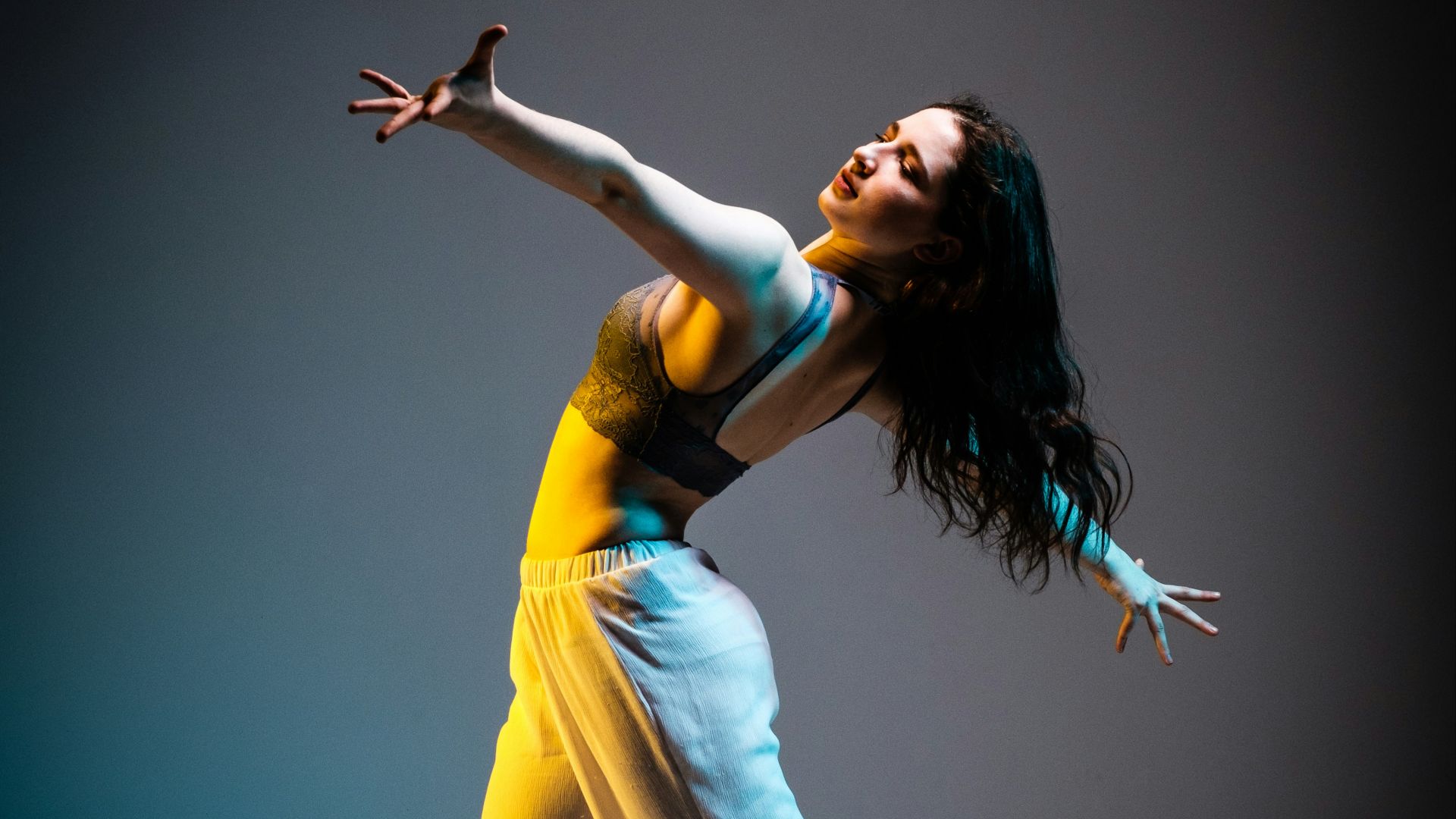 dancing woman on stageb