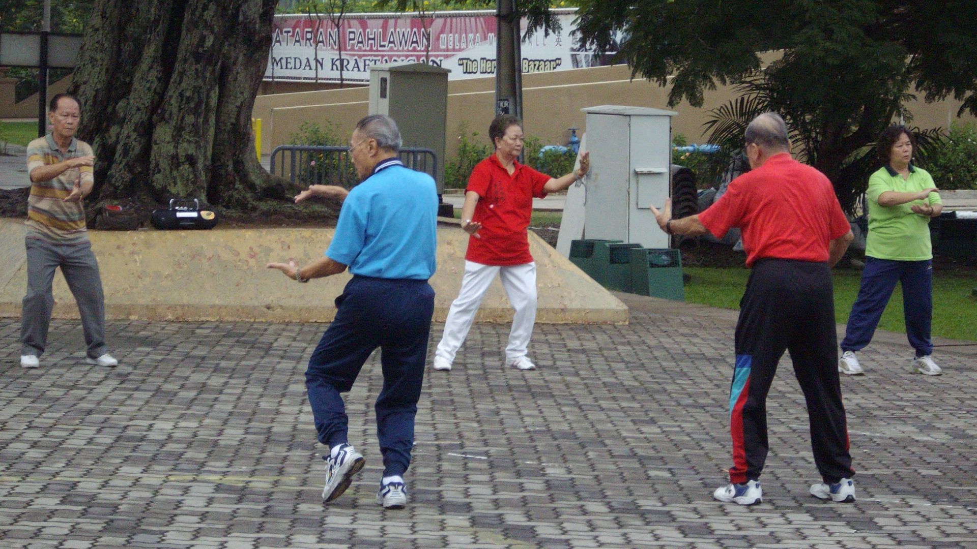 File:'TAI-CHI' exercises performed early mornings in Malacca(25-10-07 Thursday).JPG