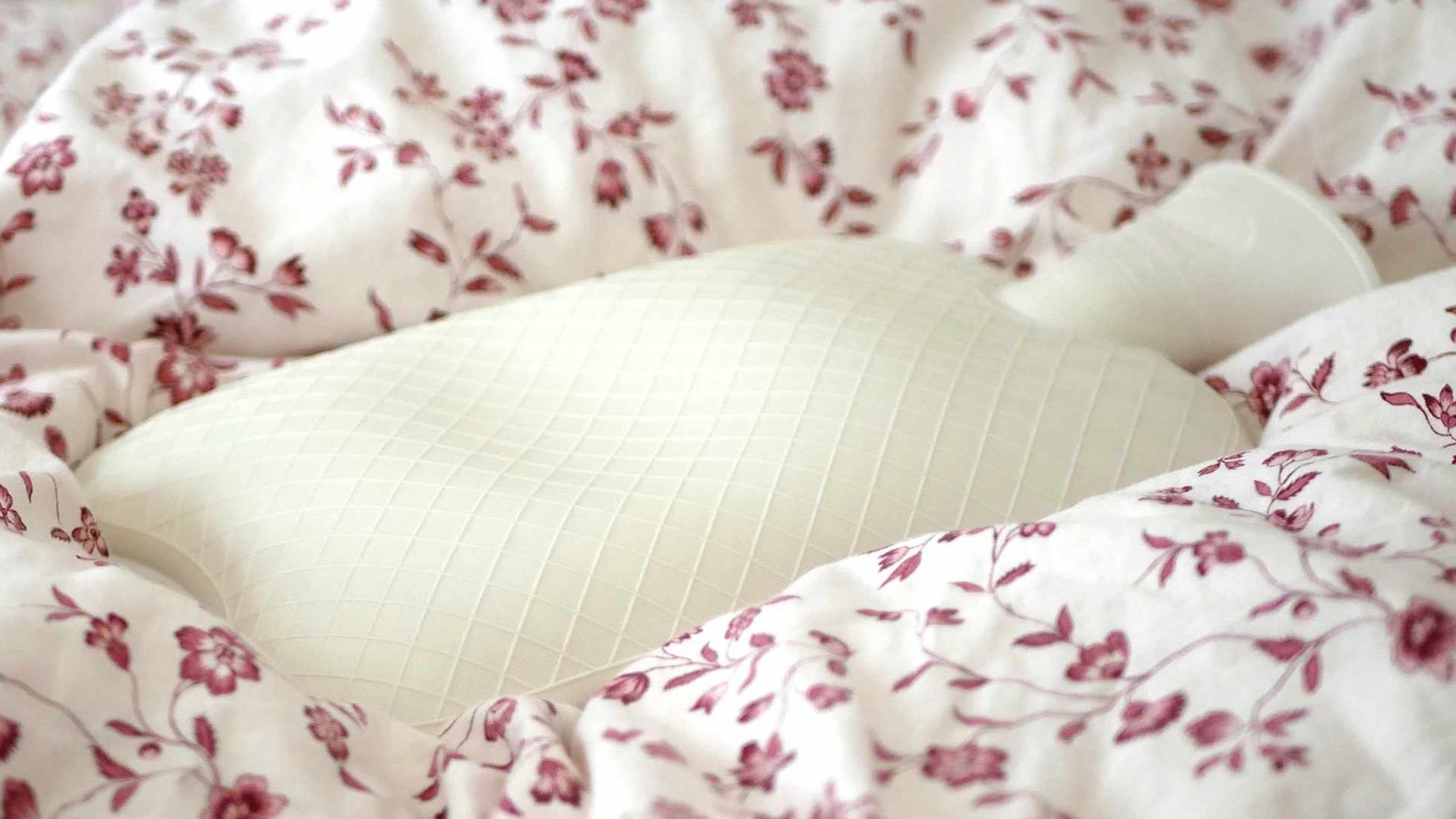File:Hot water bottle for menstrual pain.jpg