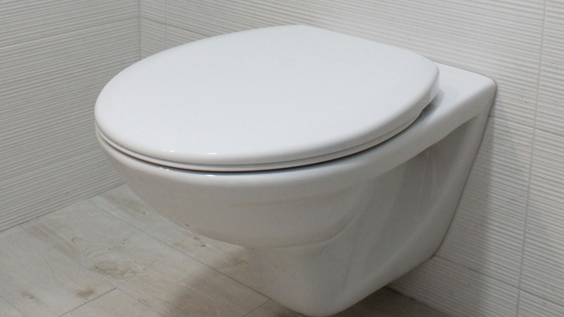 white flush toilet