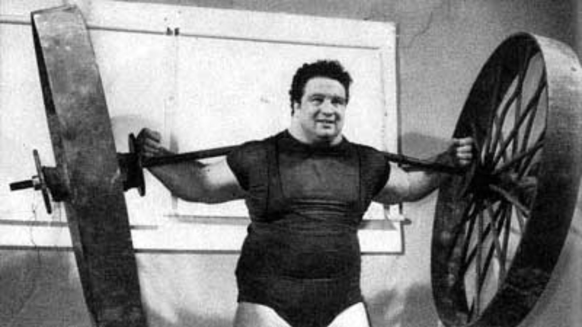 File:Paul Anderson, durante lo squat con una ruota di carro.jpg