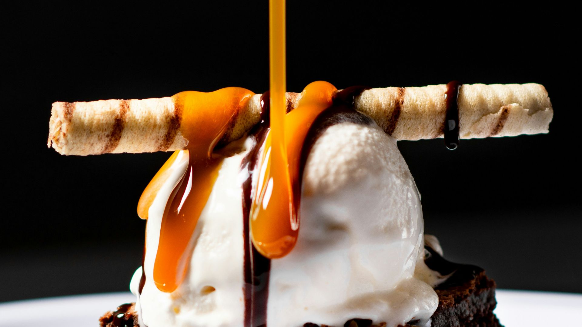 white ice cream on brown cookie