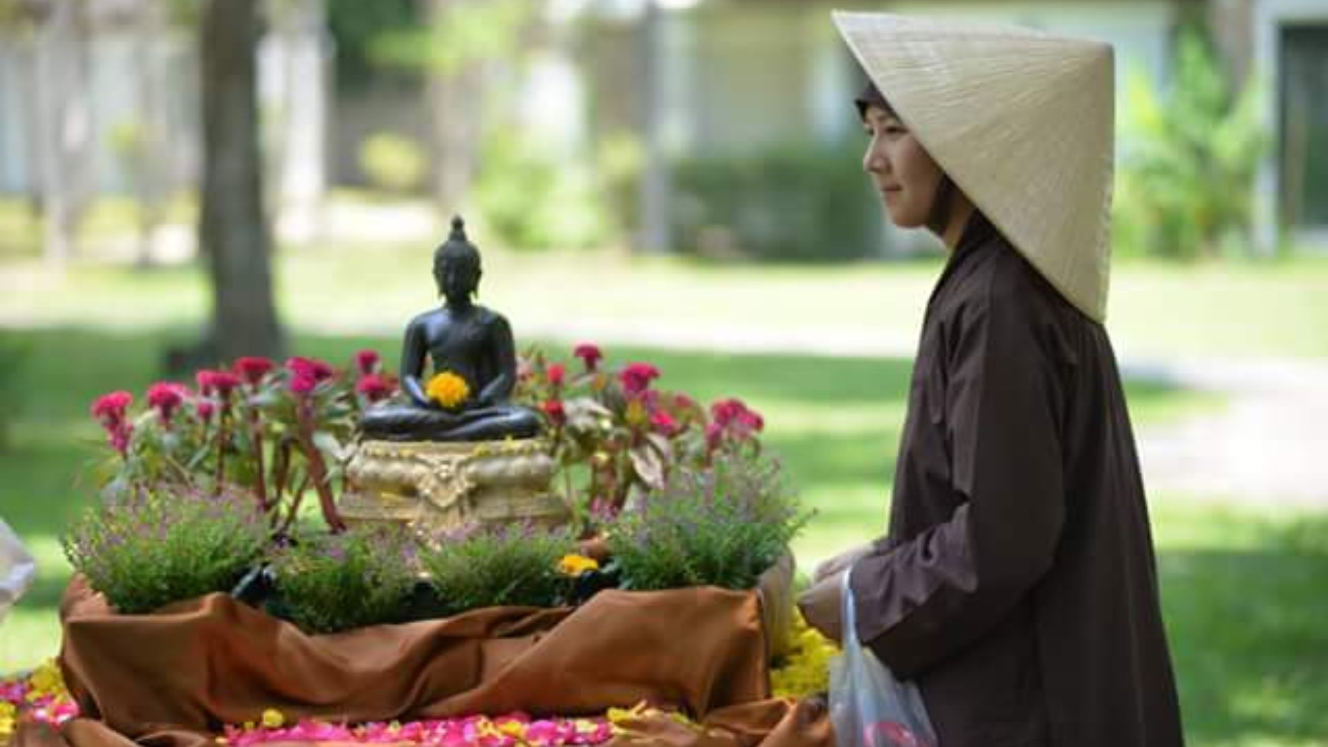 File:Thai plum village 03.jpg