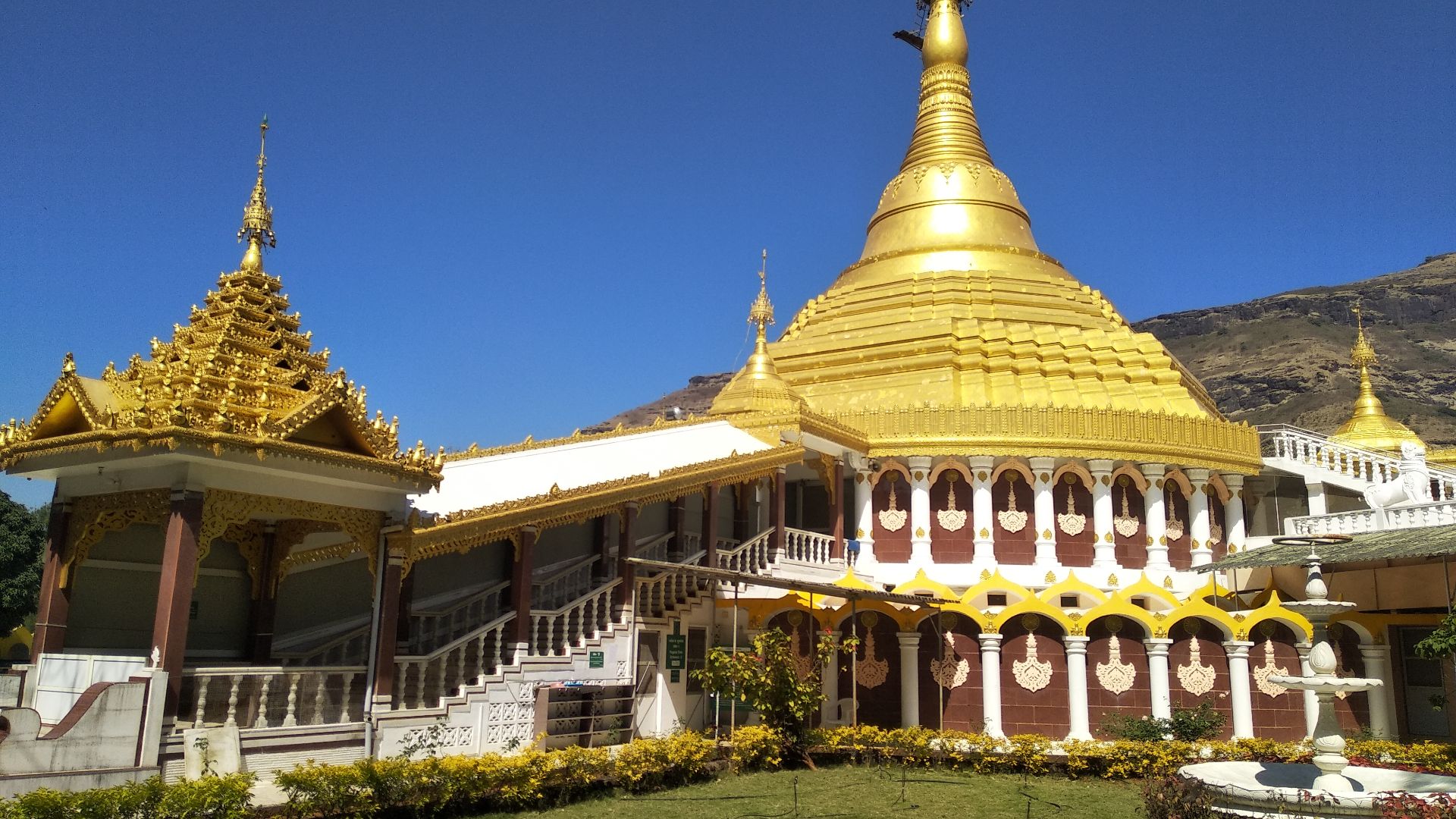 File:Dhamma giri, igatpuri 02.jpg