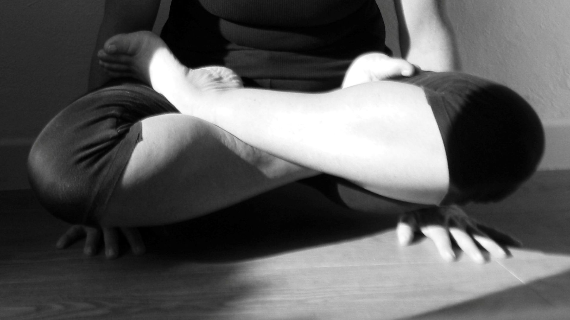 File:Tulasana yoga pose.JPG