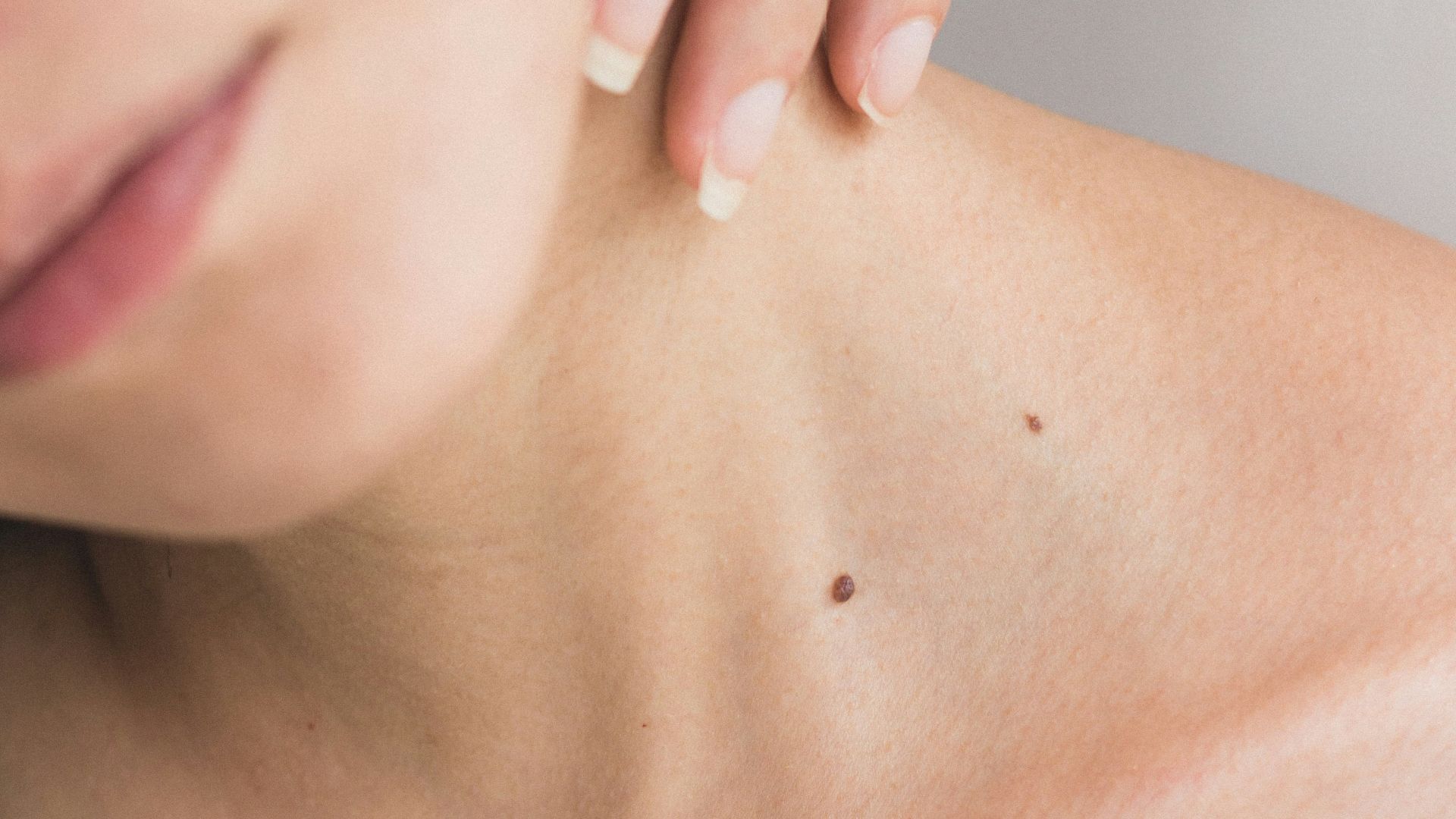 woman wearing black scoop neck top