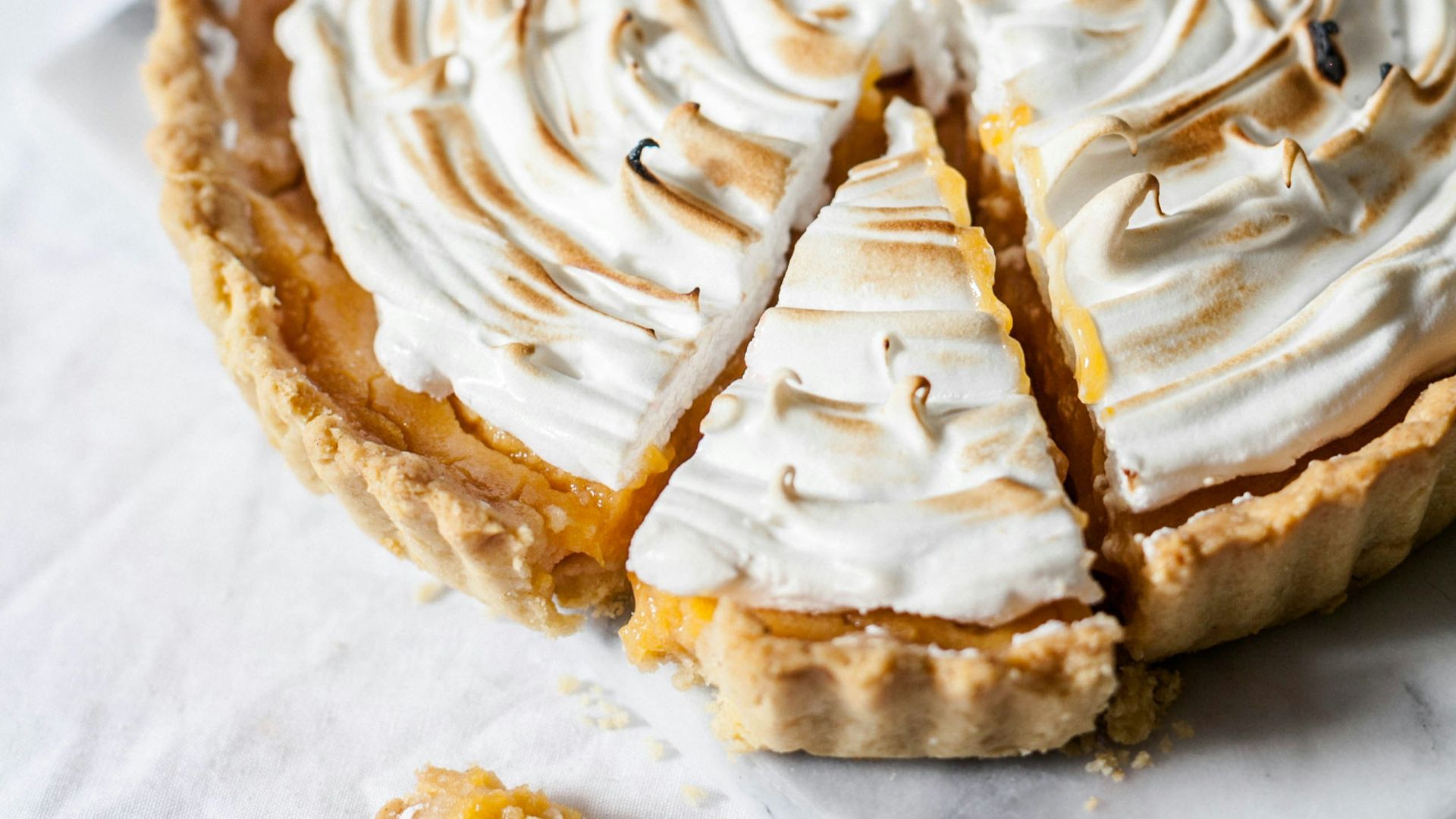 round sliced pie with cream