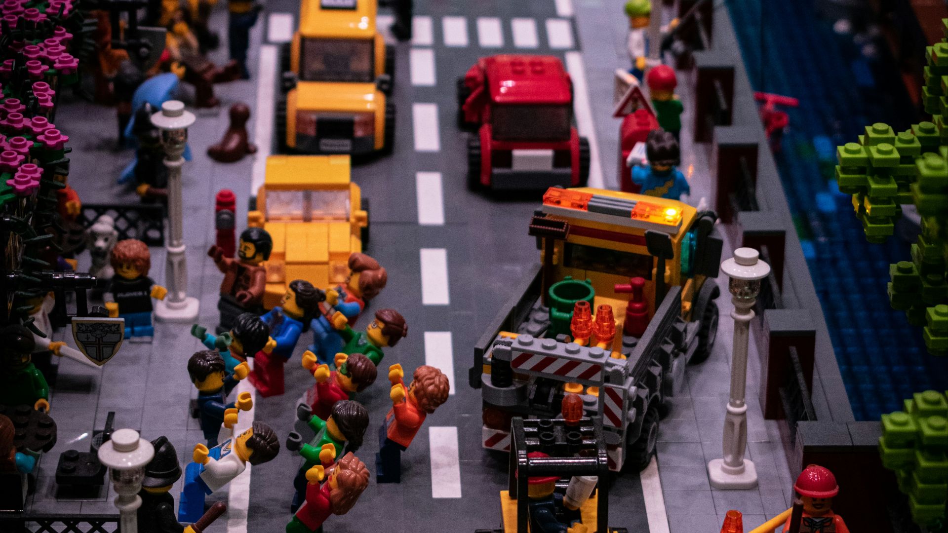 a city street filled with lots of traffic