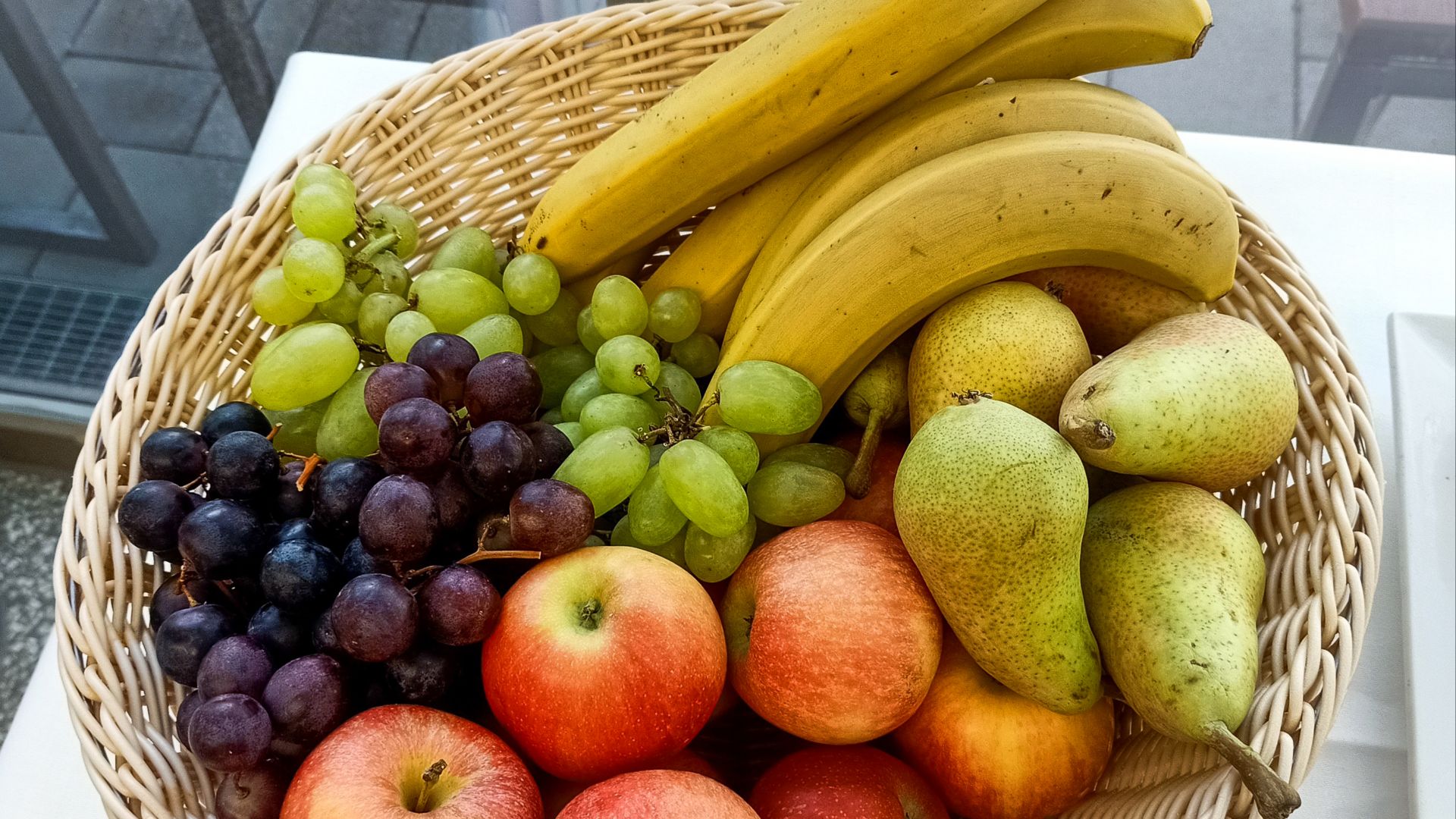 File:A basket of fruits.jpg