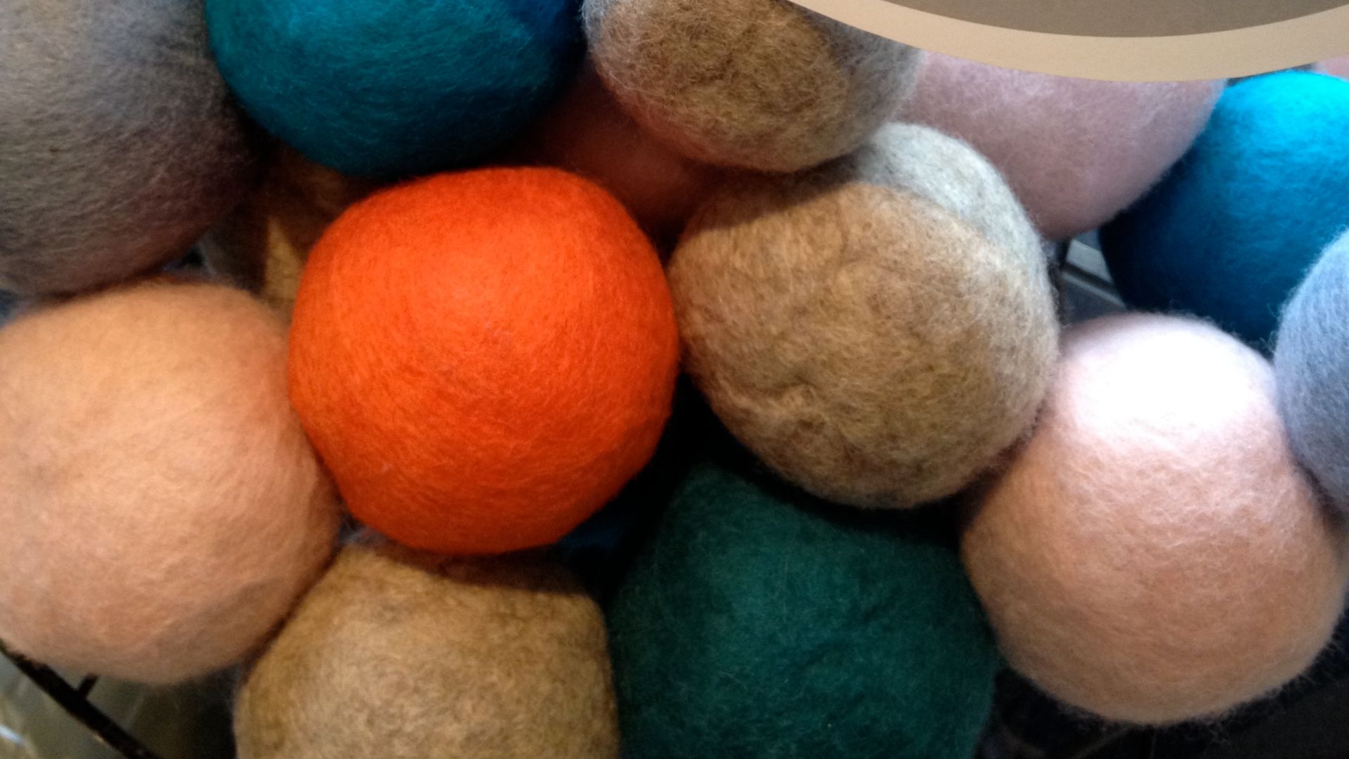 File:Wool-dryer-balls.jpg