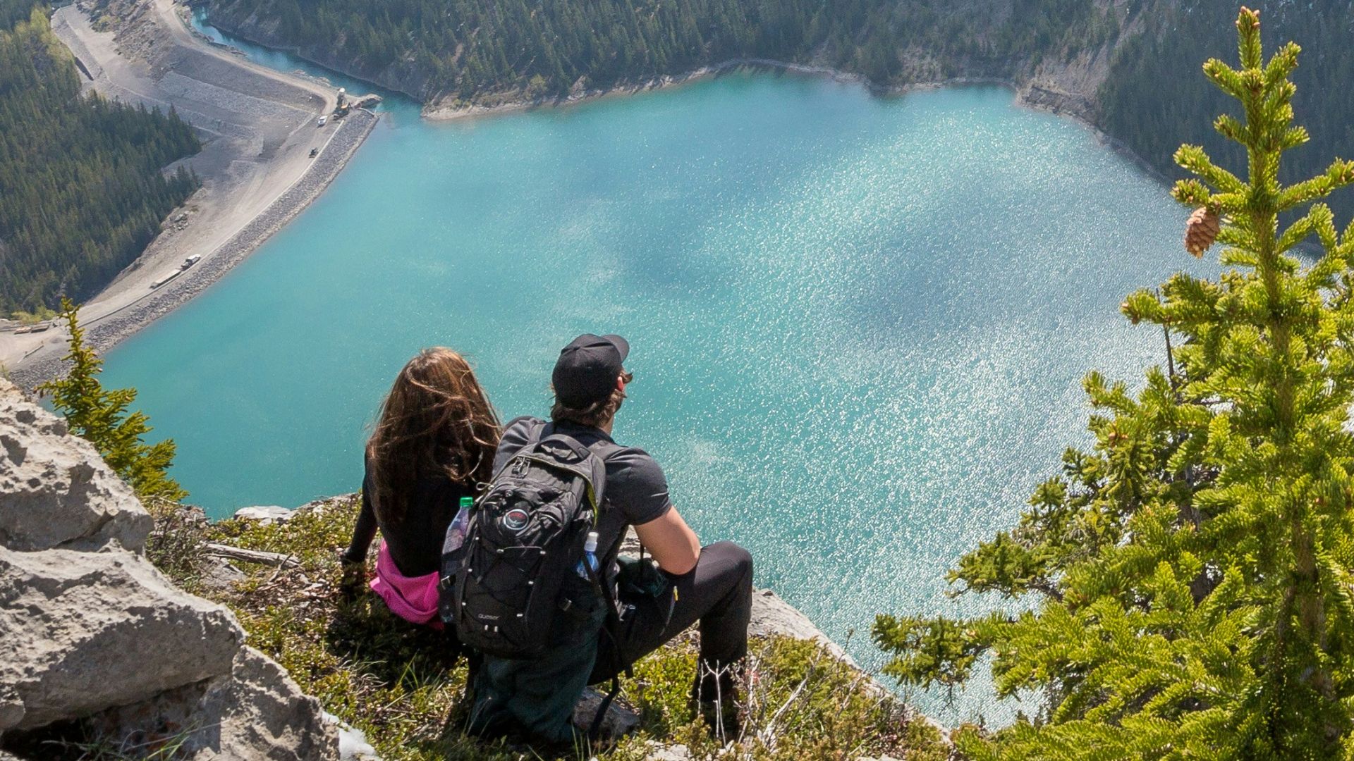 couple at the peak facing mountain