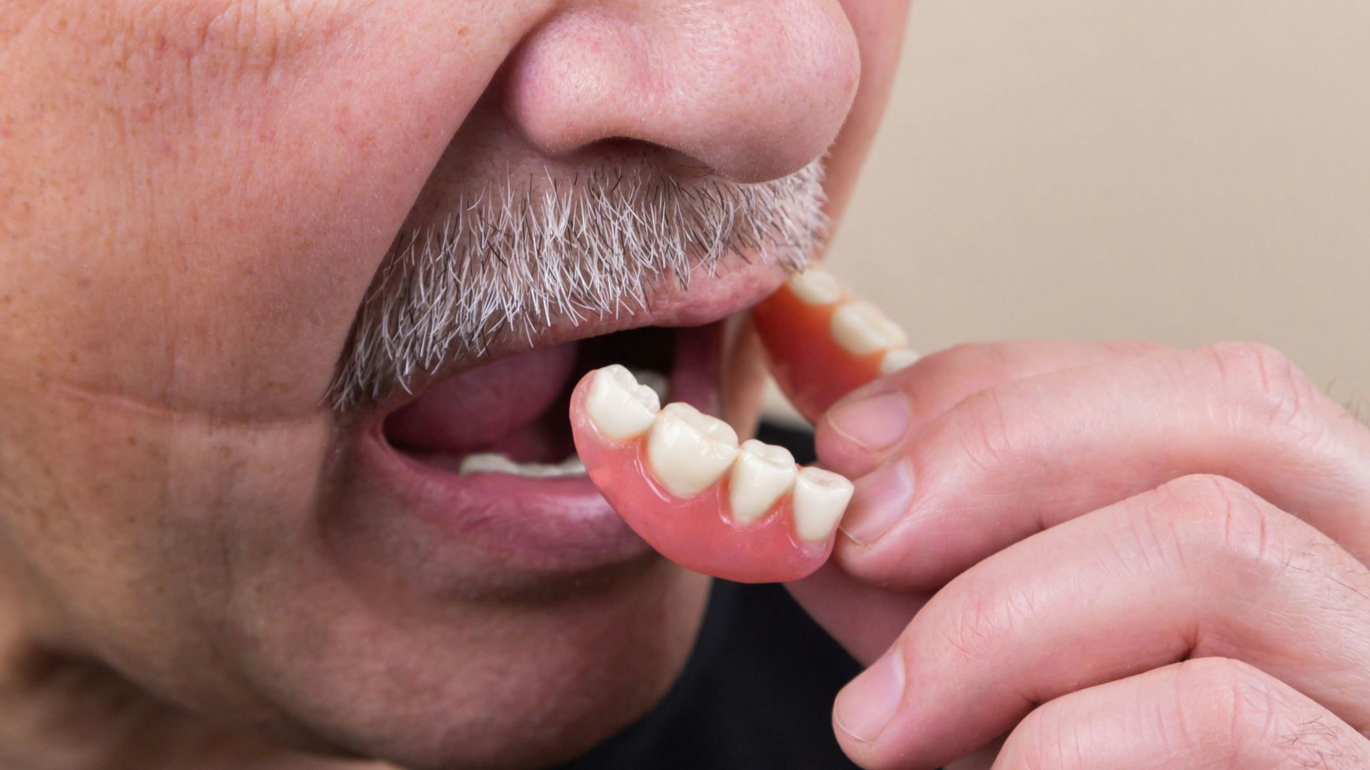 man in black crew neck shirt