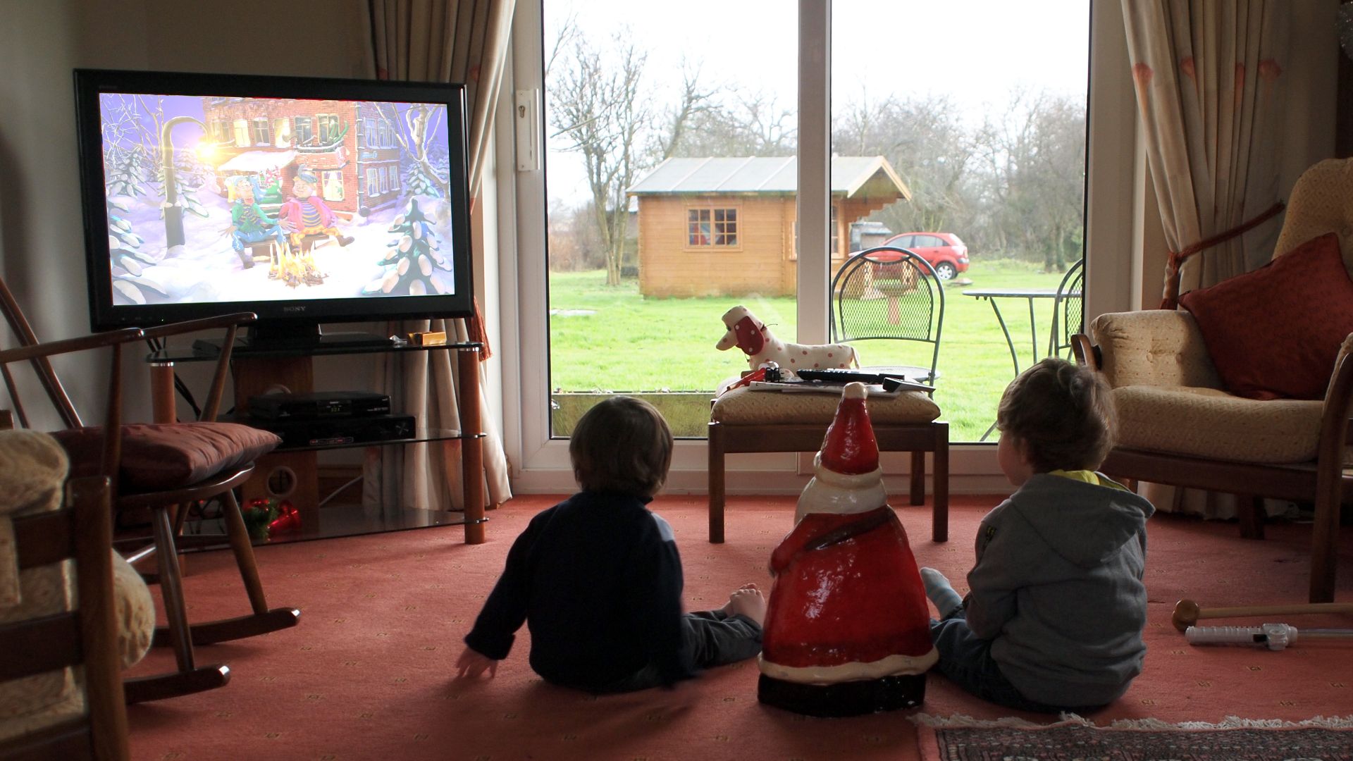 File:Children watching TV.jpg