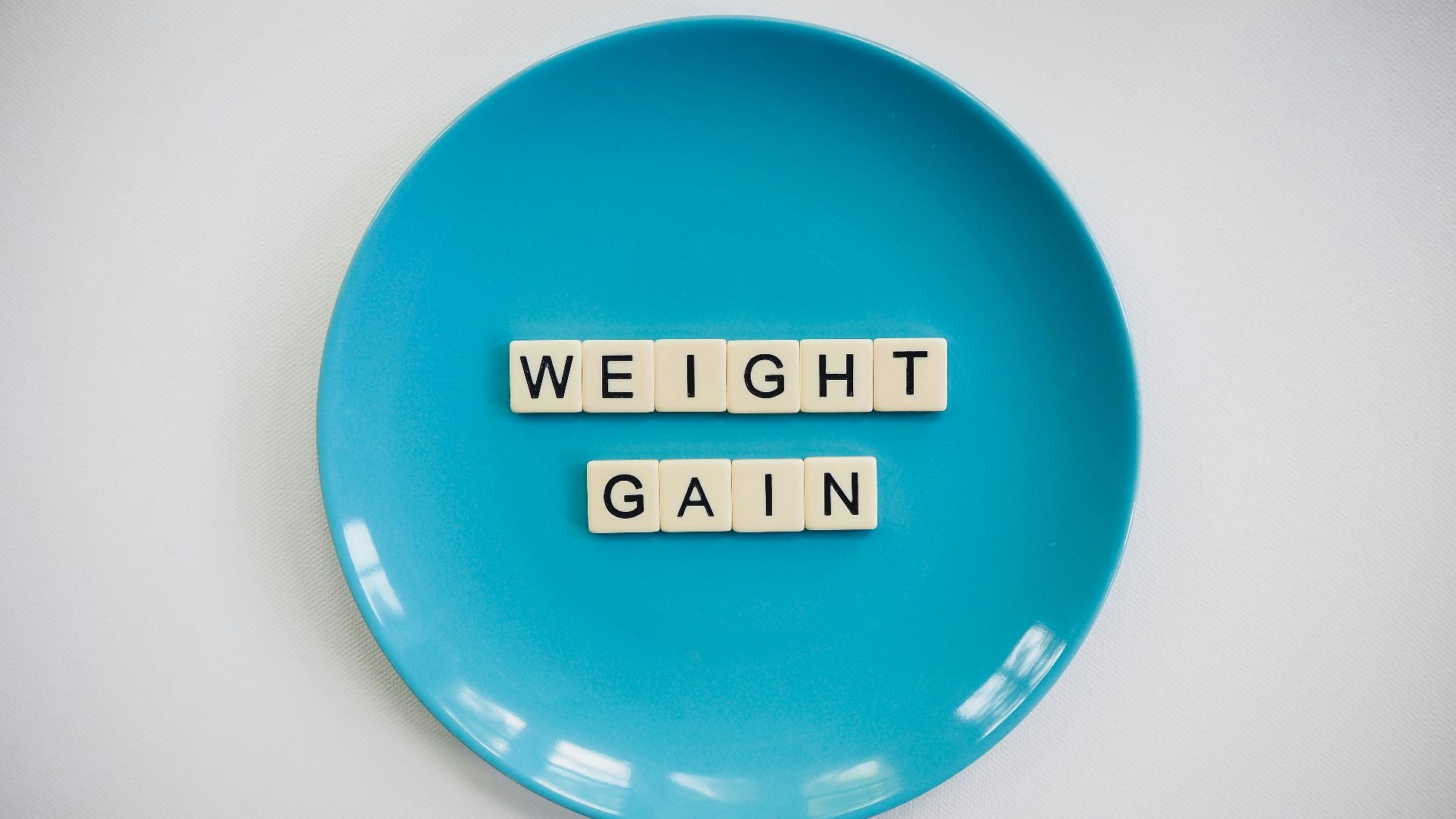 blue and white i am a good day round plate