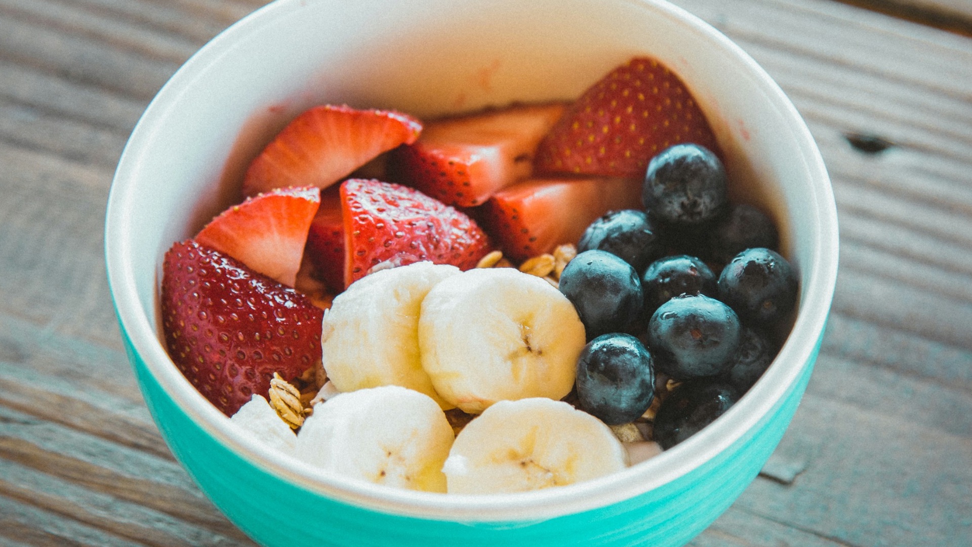 close-up photo of fruits on bowl