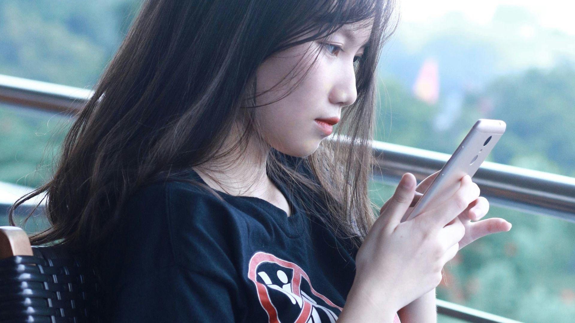 shallow focus photo of woman in black T-shirt