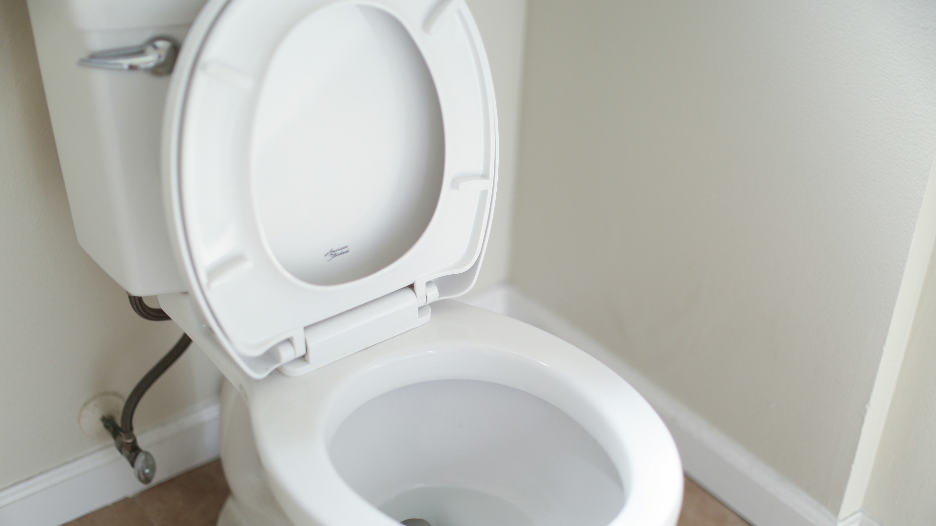 white ceramic toilet bowl with cover
